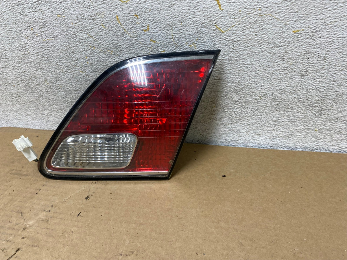 2002 2003 2004 Lexus Es300 Es330 Right Passenger Inner Tail Light AH7961 LK2