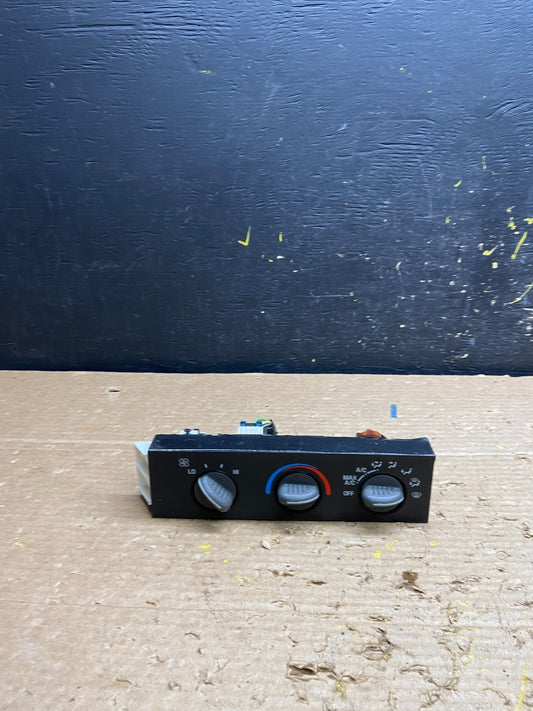 2001 - 2007 GMC Chevrolet Astro Express Climate Control A/C W6410 DG0