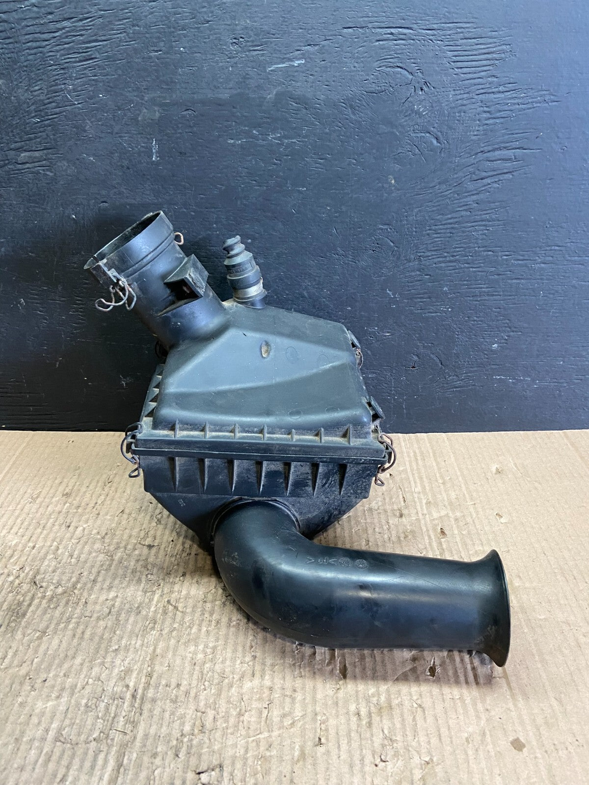 1995 to 1997 Jaguar XJ Air Filter Box Cleaner D2821 Oem DG14