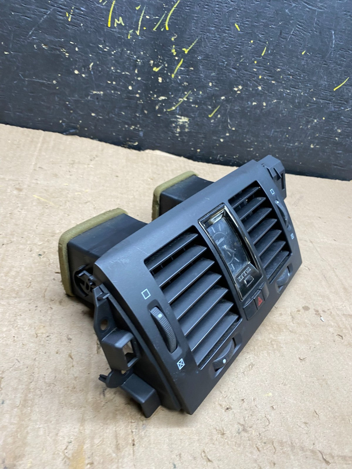 2006 to 2011 Cadillac DTS Dash Center Air Vent Heater Bezel OEM z1885 DG1