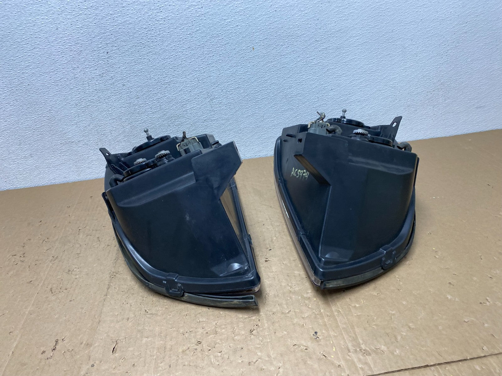 2000 to 2005 Cadillac Deville Left+Right Side Black Headlights AC5974 DG9