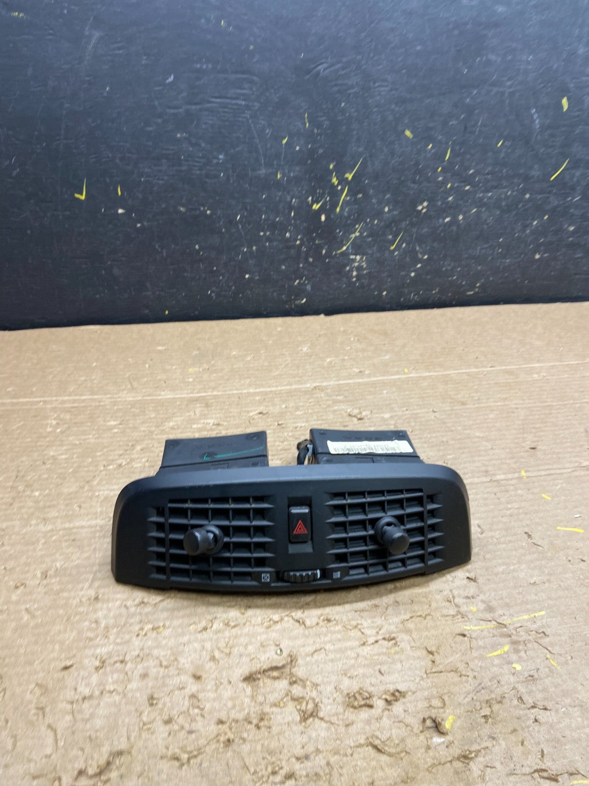 2004 to 2009 Cadillac SRX Front Center Dash A/C Air Vent W3027 DG0