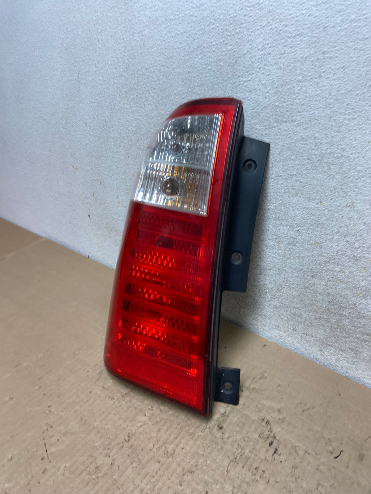 2007 to 2010 Kia Sedona Left Driver LH Side Tail Light AI2527 LK1