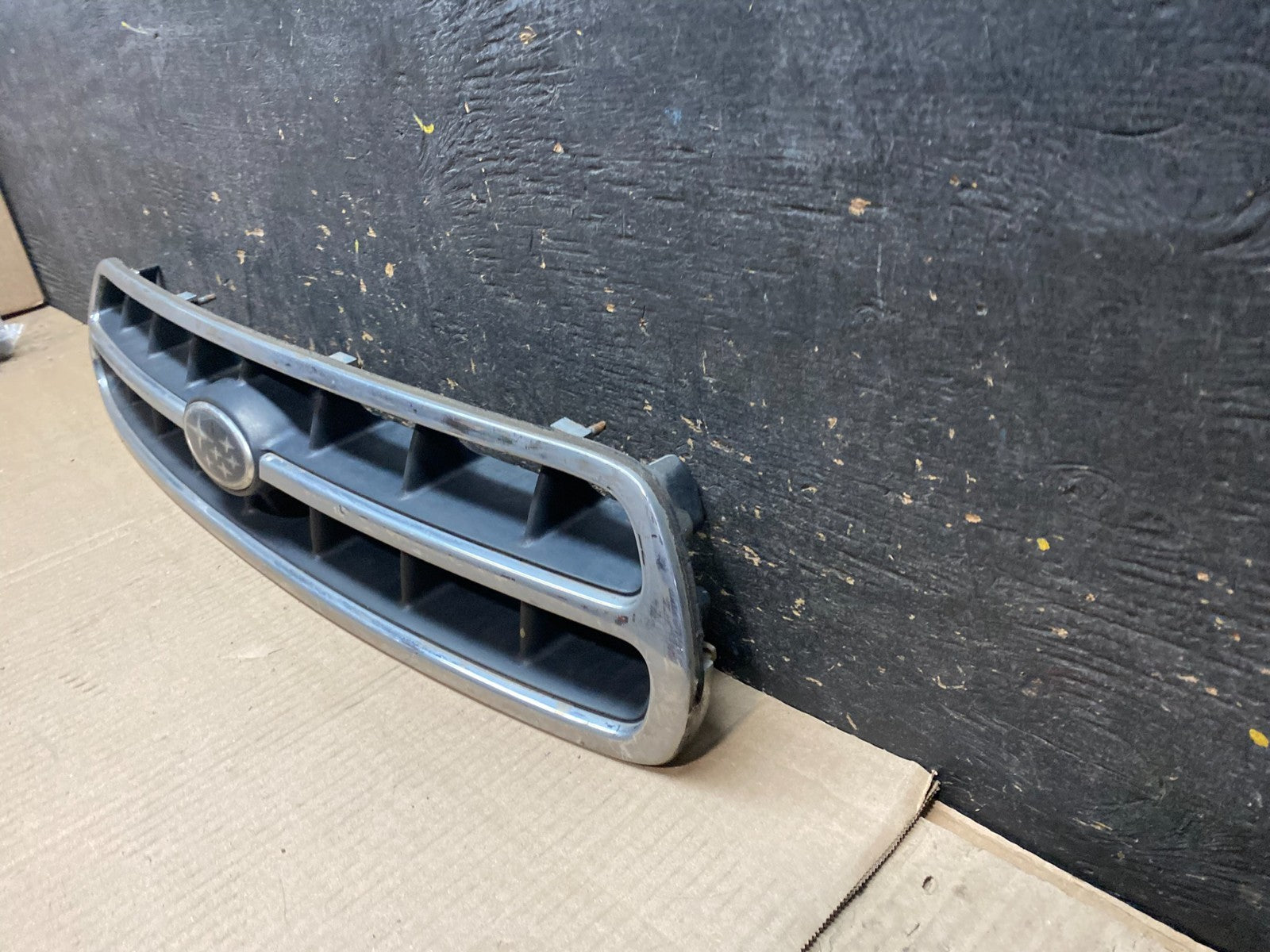 2000 to 2002 Subaru Legacy Outback Grill Grille OEM X7640 DG1