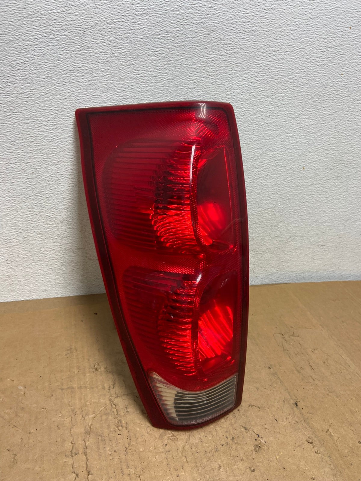 2002 to 2006 Chevrolet Avalanche Left Driver LH Tail Light AD0599 LK2