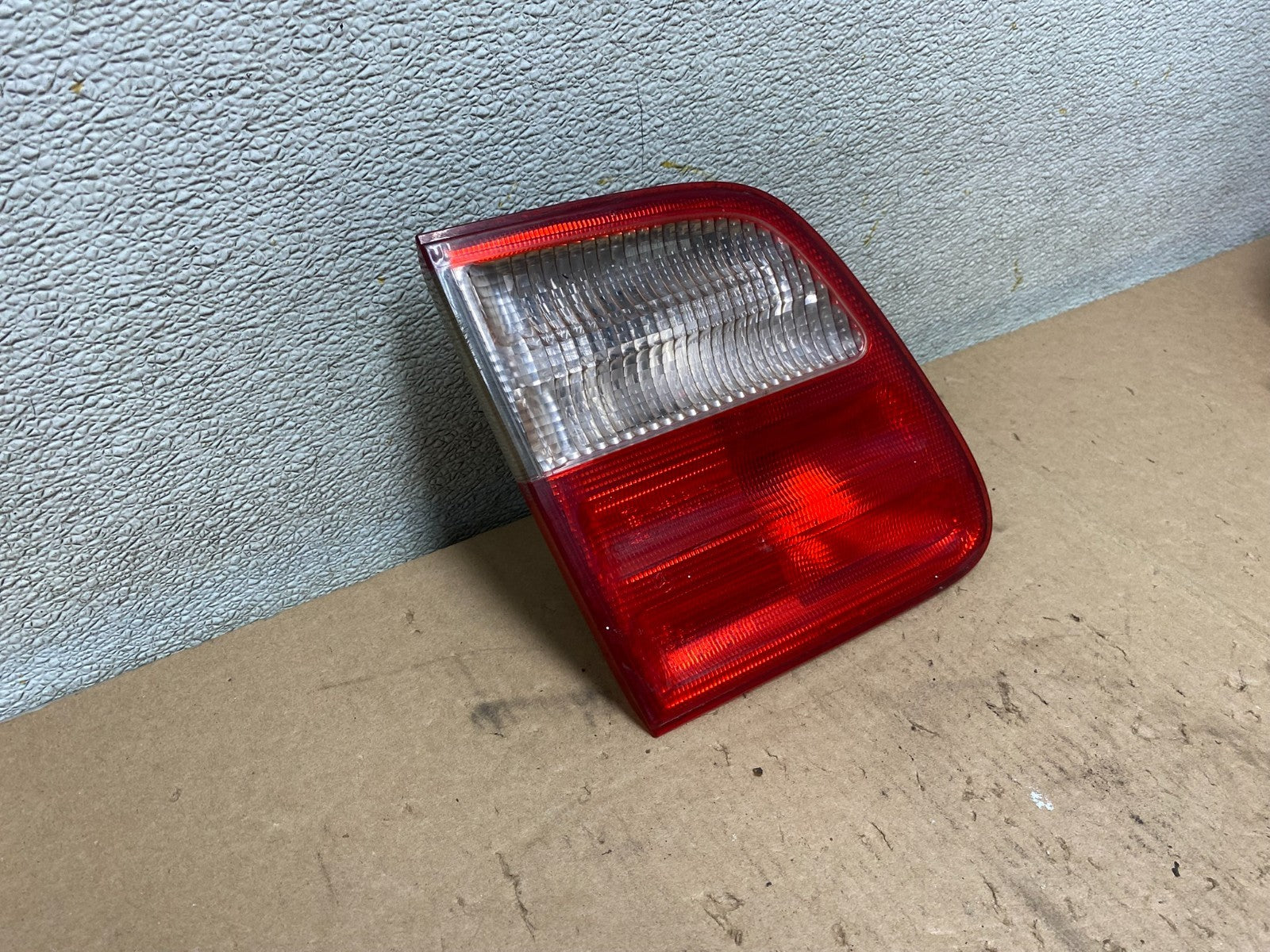 2000-2003 Mercedes-Benz E-Class E320 Wagon Left Driver Inner Tail Light S3900 DW2