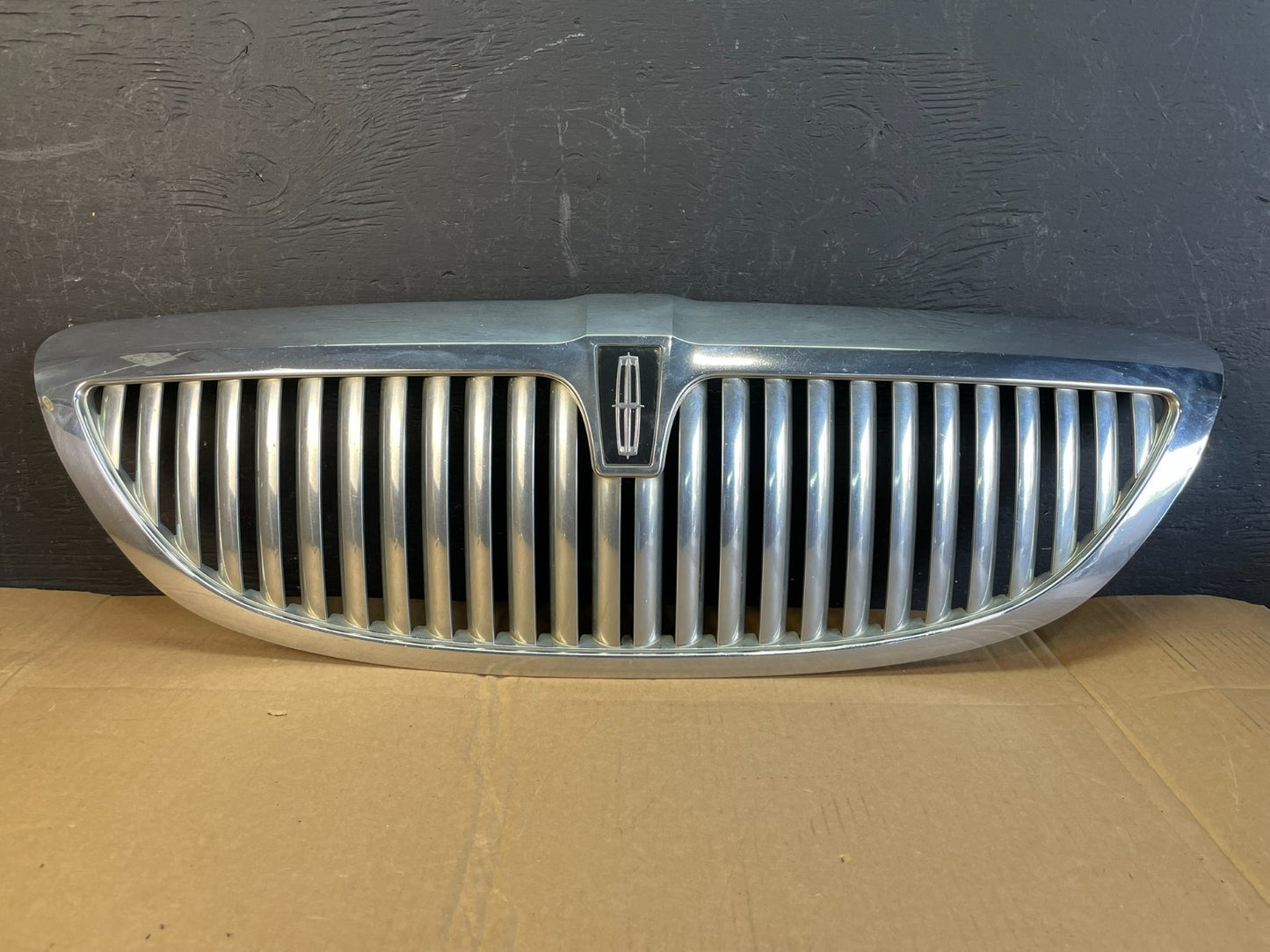 2003 to 2011 Lincoln Town Car Front Upper Grille Grill Chrome W/Emblem ac5309 DG0