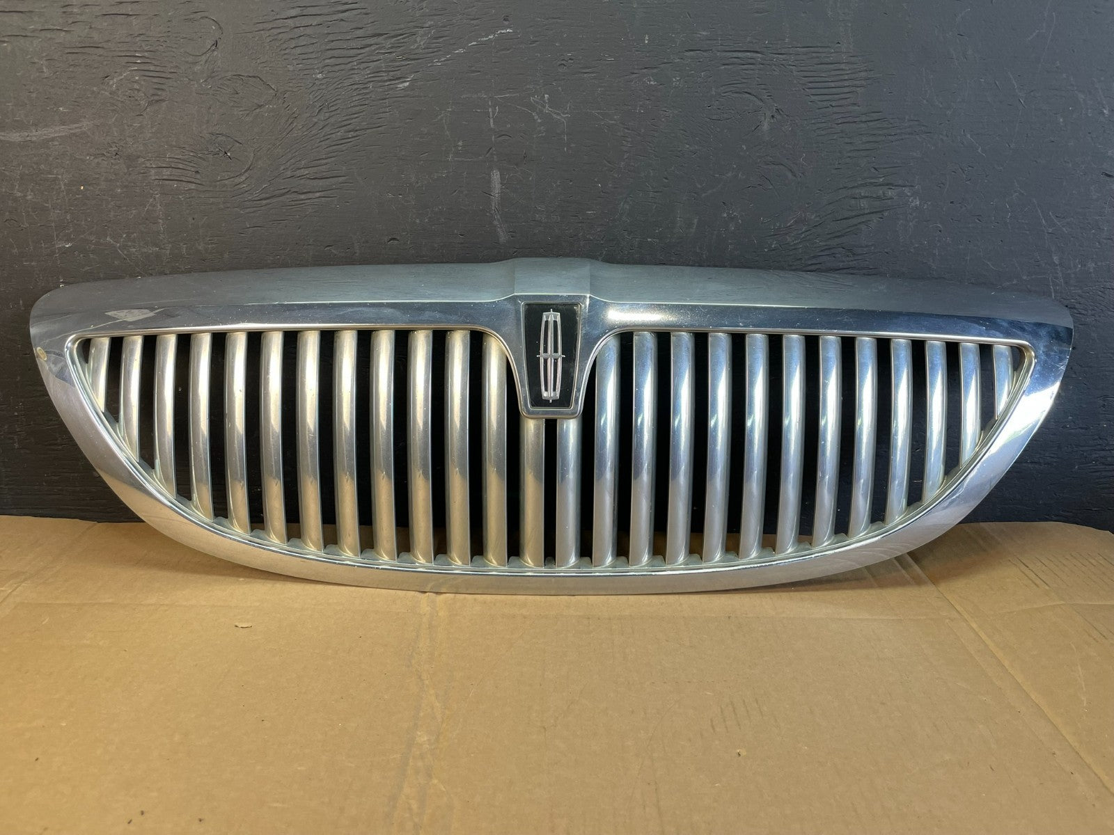 2003 to 2011 Lincoln Town Car Front Upper Grille Grill Chrome W/Emblem ac5309 DG0