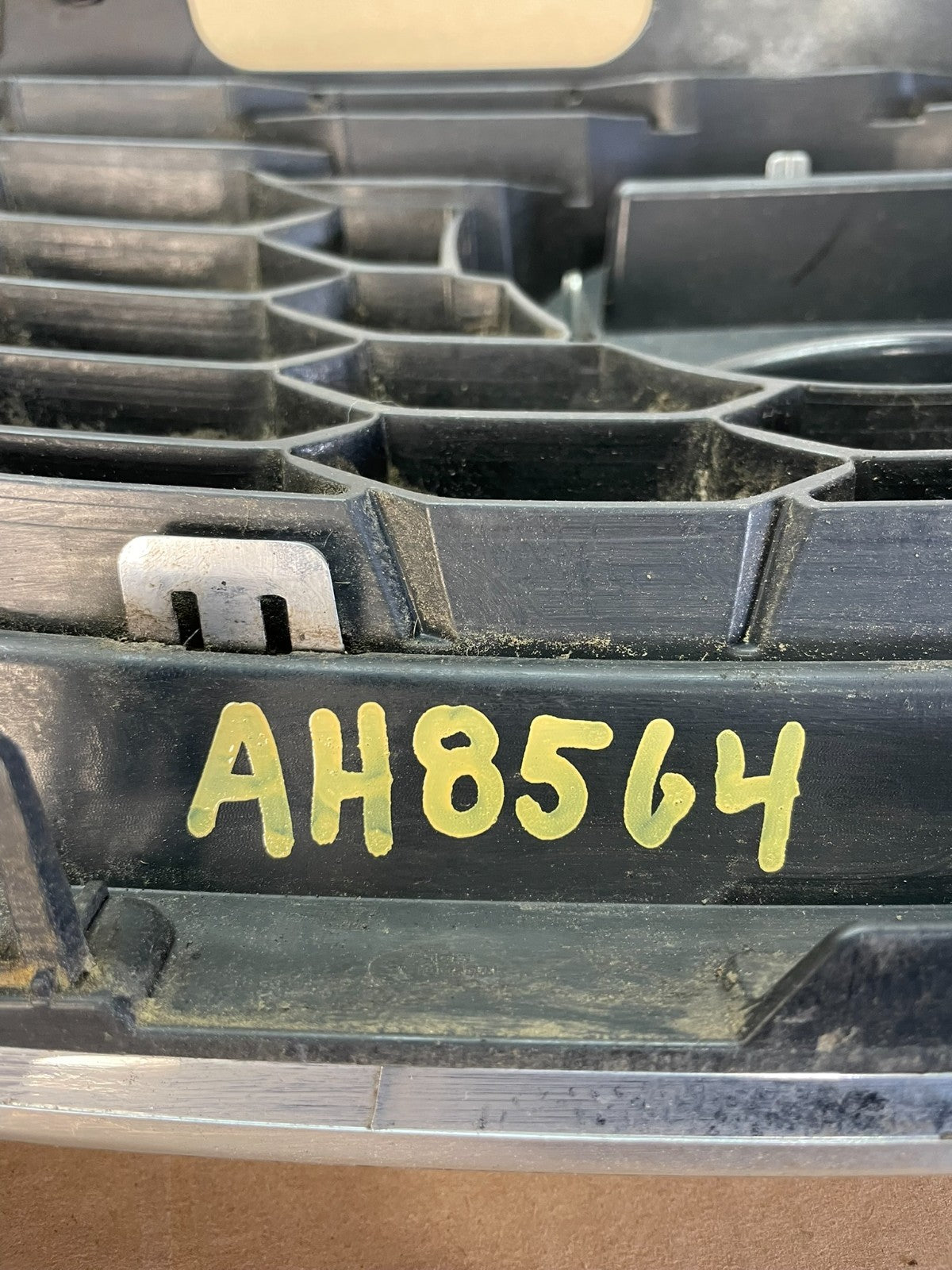 2016 2017 2018 Nissan Sentra Front Upper Grill Grille AH8564 DG5