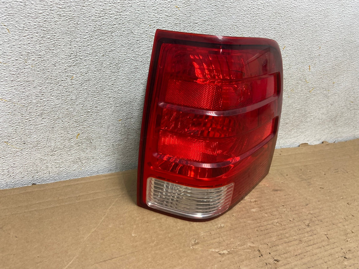 2003 2004 2005 2006 Ford Expedition Right Passenger Rh Tail light AH8871 LK1