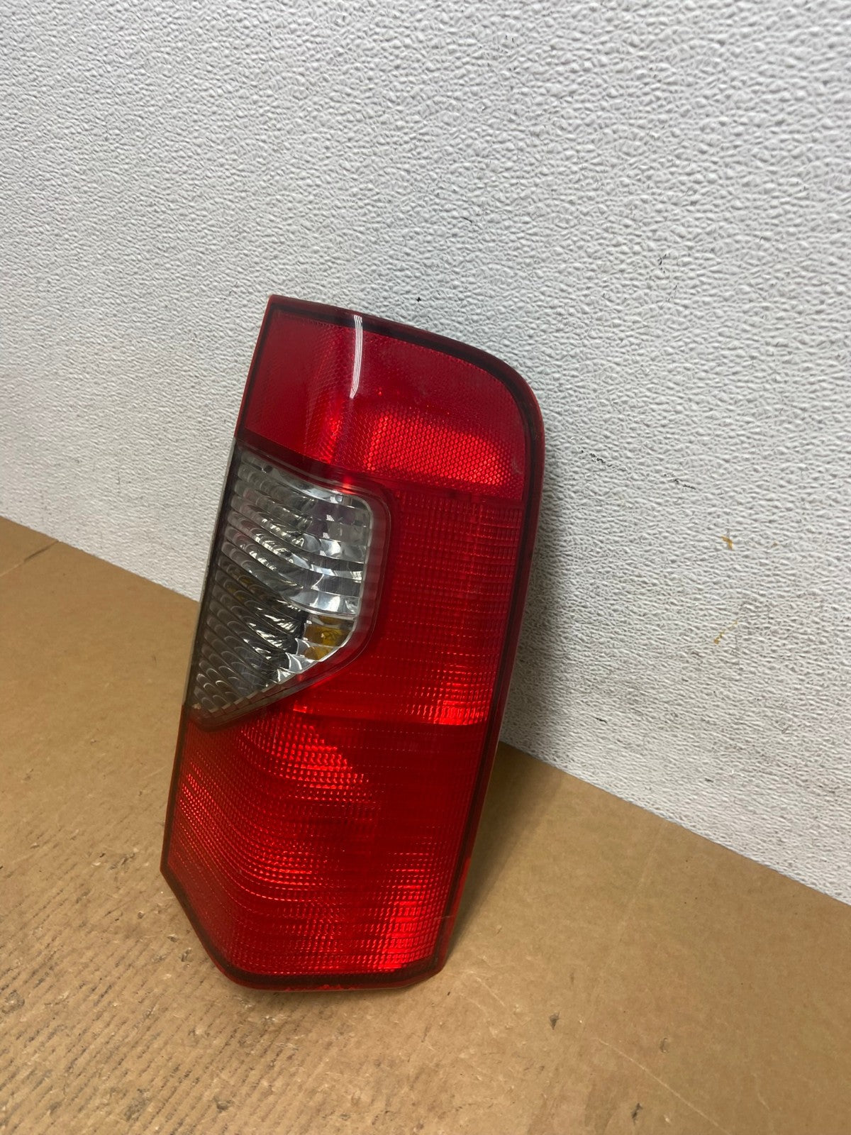 2002 2003 2004 Nissan Xterra Right Passenger RH Side Tail Light AE0445 LK1