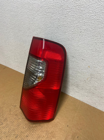 2002 2003 2004 Nissan Xterra Right Passenger RH Side Tail Light AE0445 LK1