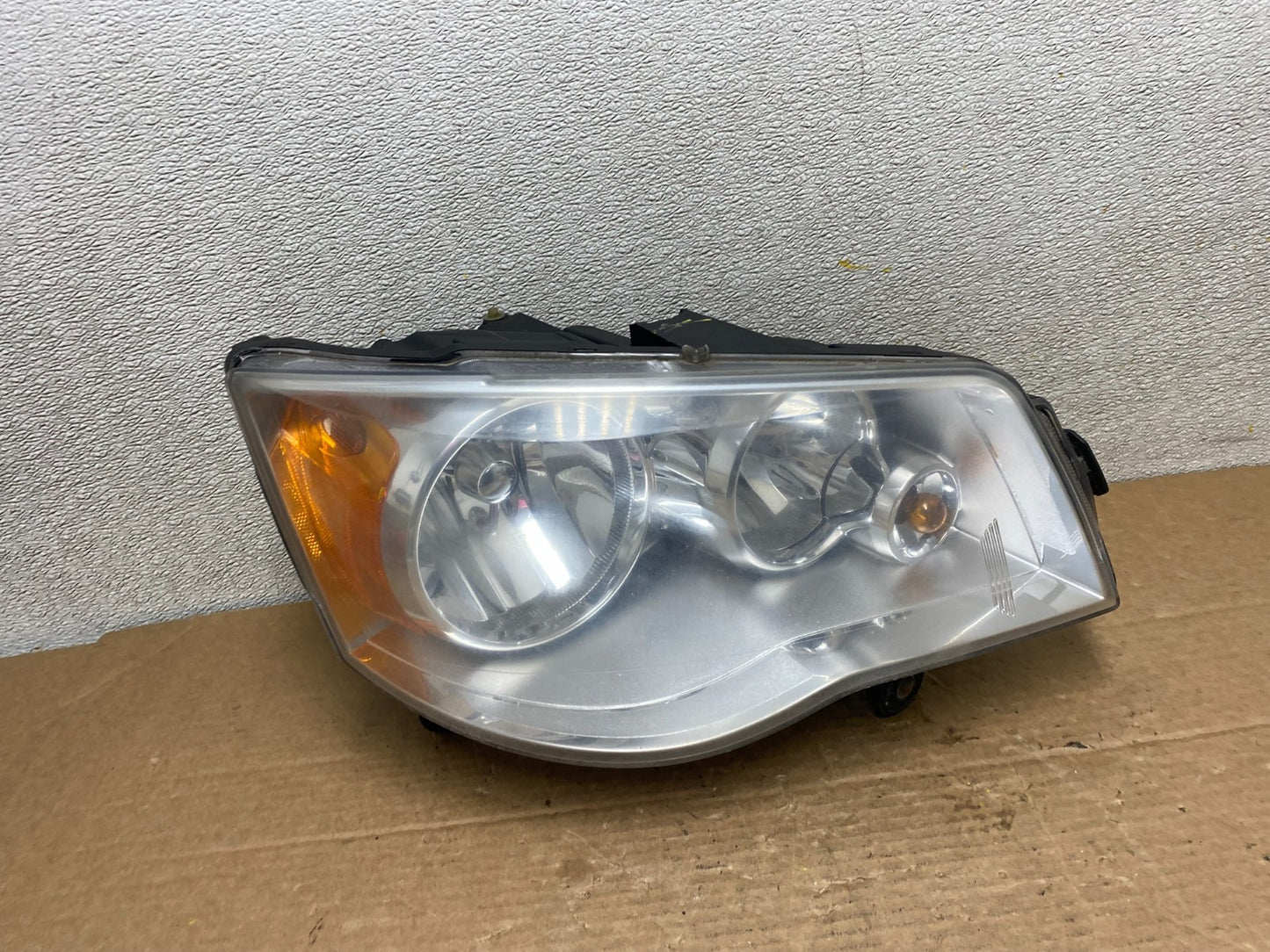2011 to 2016 Chrysler Town and Country Right Passenger Headlight Z2603 DW0
