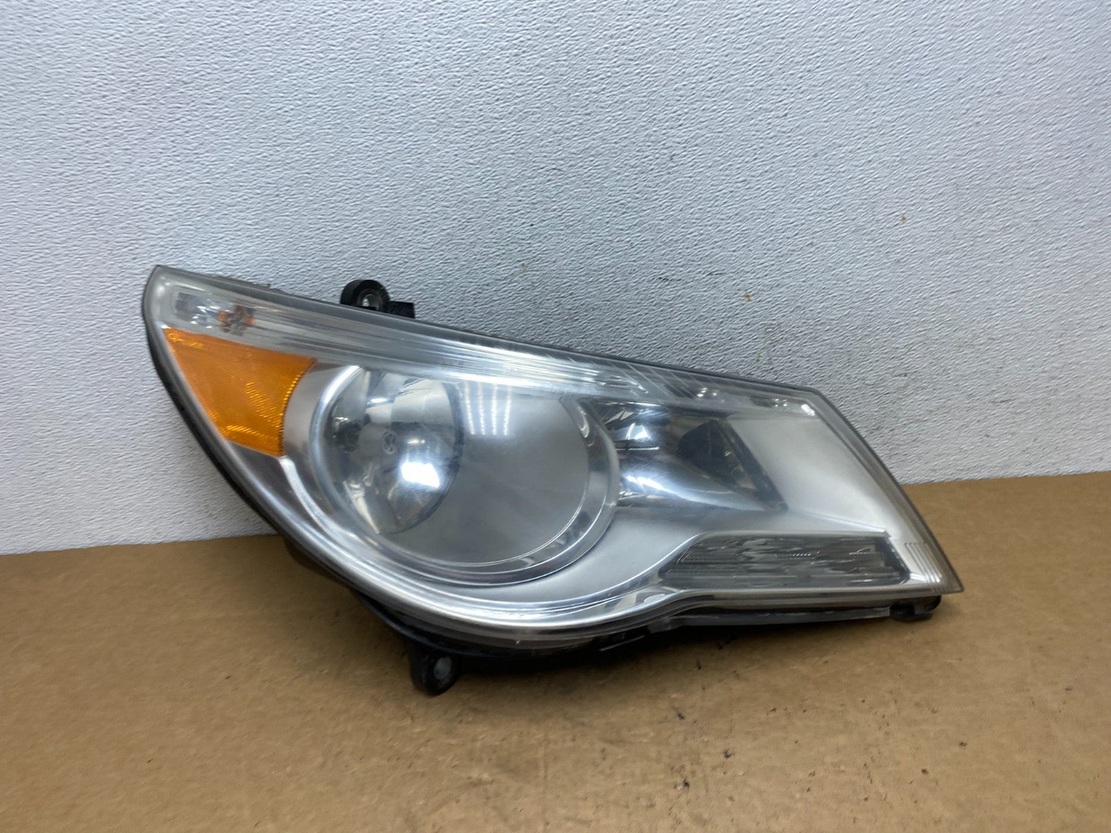 2009 to 2014 Volkswagen Routan Right Passenger Halogen Headlight AD5236 DW0