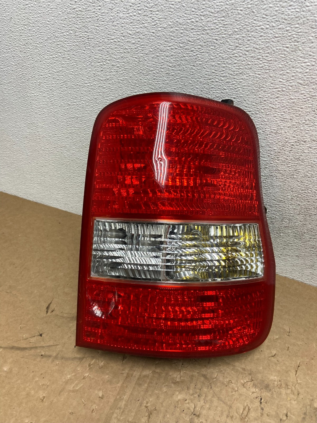 2003 2004 2005 Kia Sedona Right Passenger RH Side Tail Light AG12170