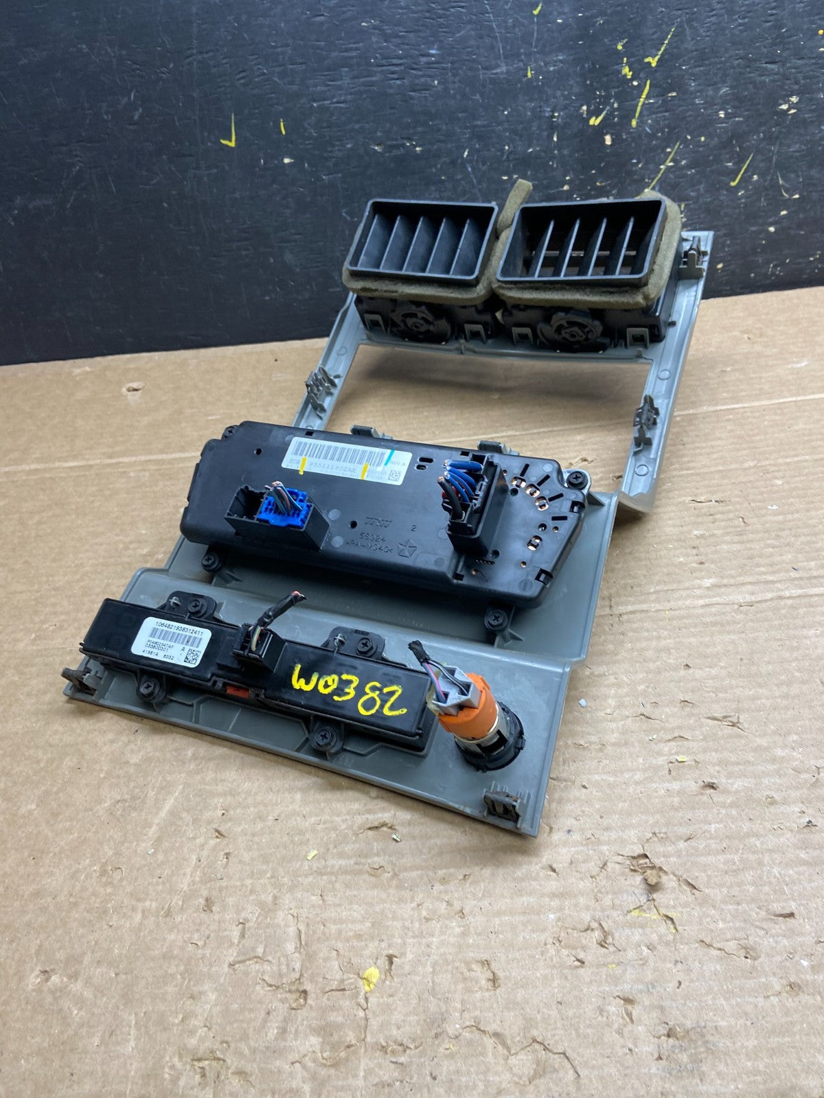 2007 to 2012 Dodge Nitro Dash Climate Temperature Control Radio Bezel W0382 DG4