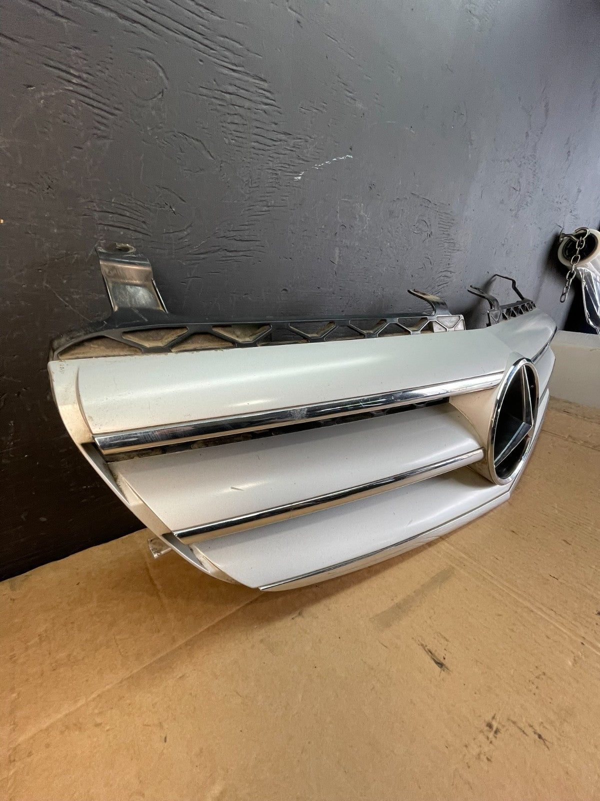 2006-2008 Mercedes W251 R-Class R350 R500 Front Upper Grill Grille AC5129 DG2