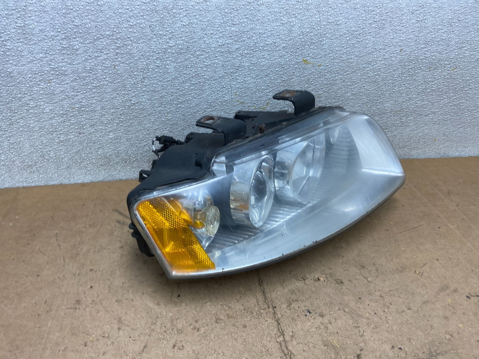 2002 - 2005 Audi A4 Sedan Right Passenger Halogen Headlight OEM X9055 DW2