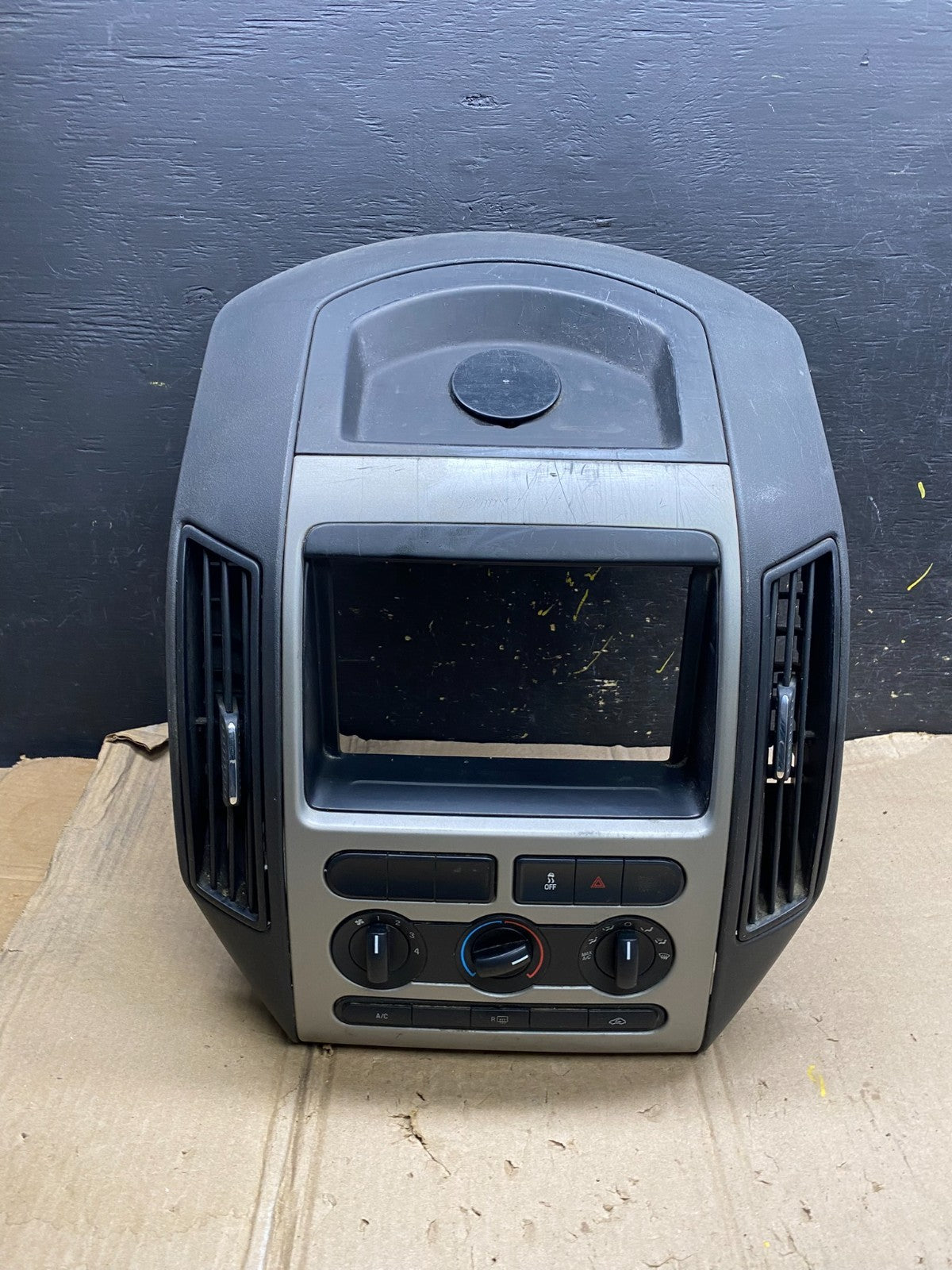2007 - 2010 Ford Edge Heater Climate Control Radio Control Dash Bezel X5837 DG0