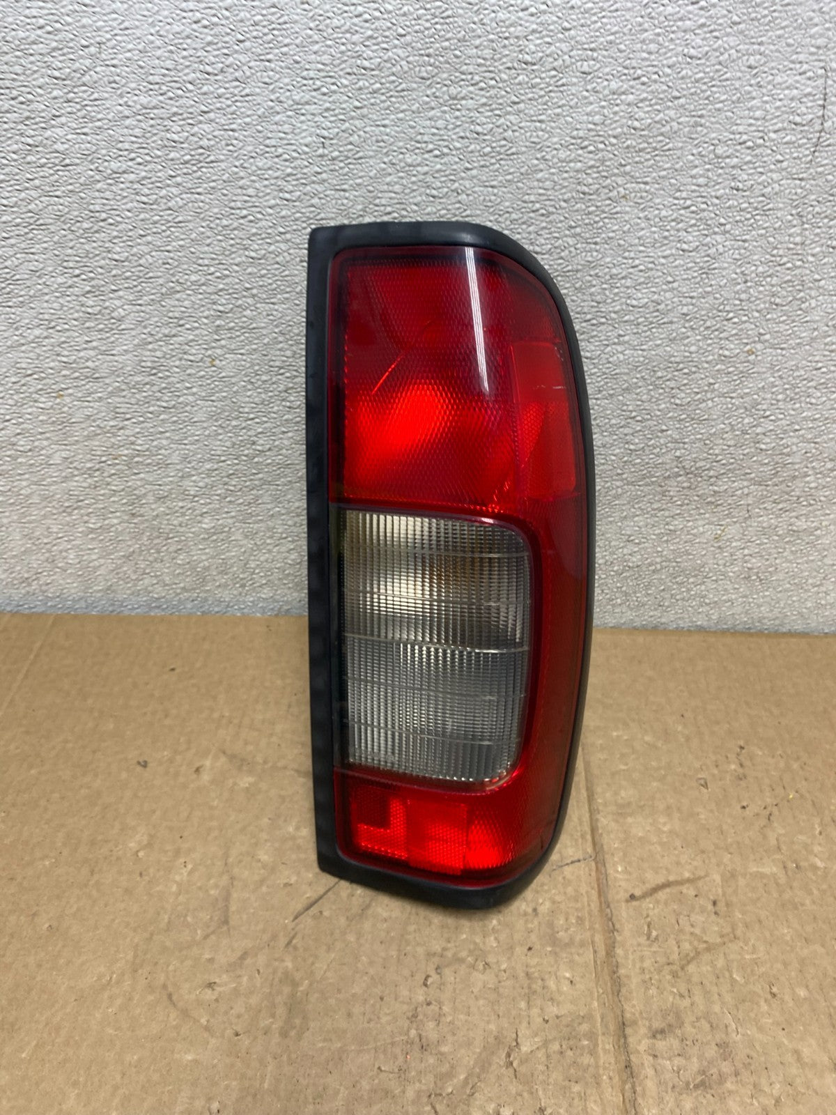 1998 1999 2000 Nissan Frontier Right Passenger RH Side Tail light V1269 DW0