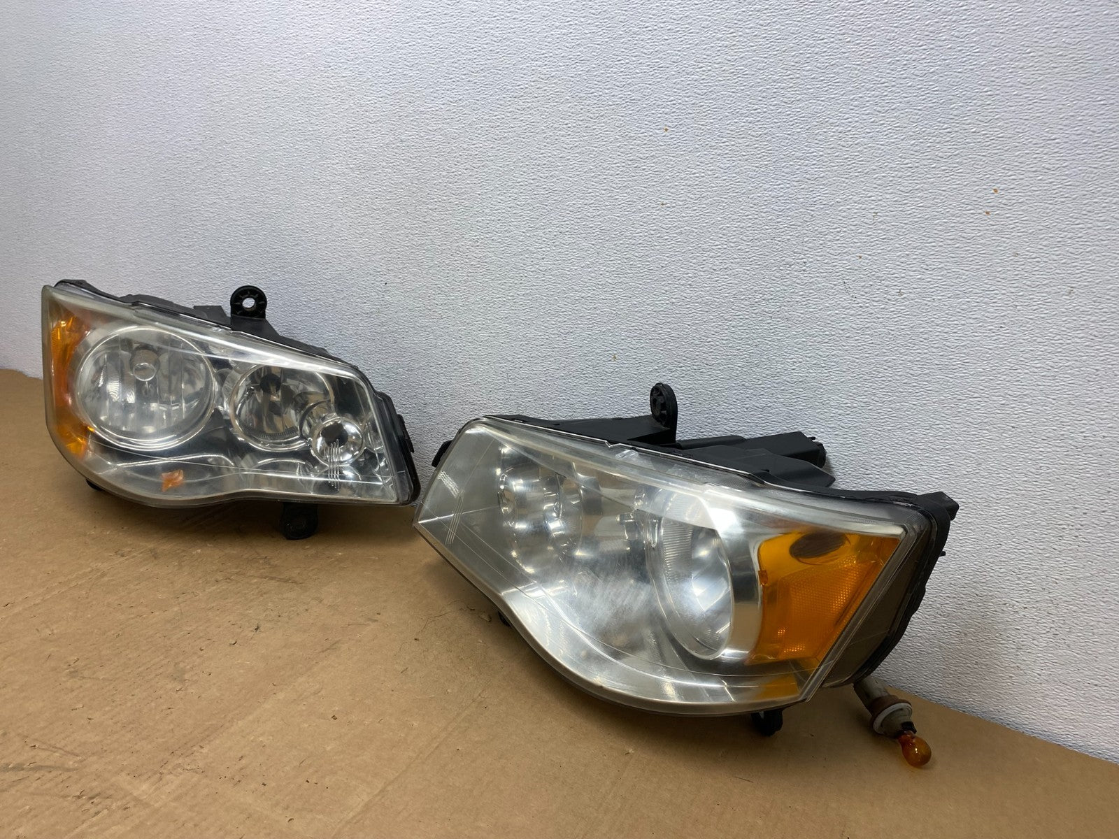 2008 to 2016 Chrysler Town and Country Left+Right Side Headlights AC8566 DW1