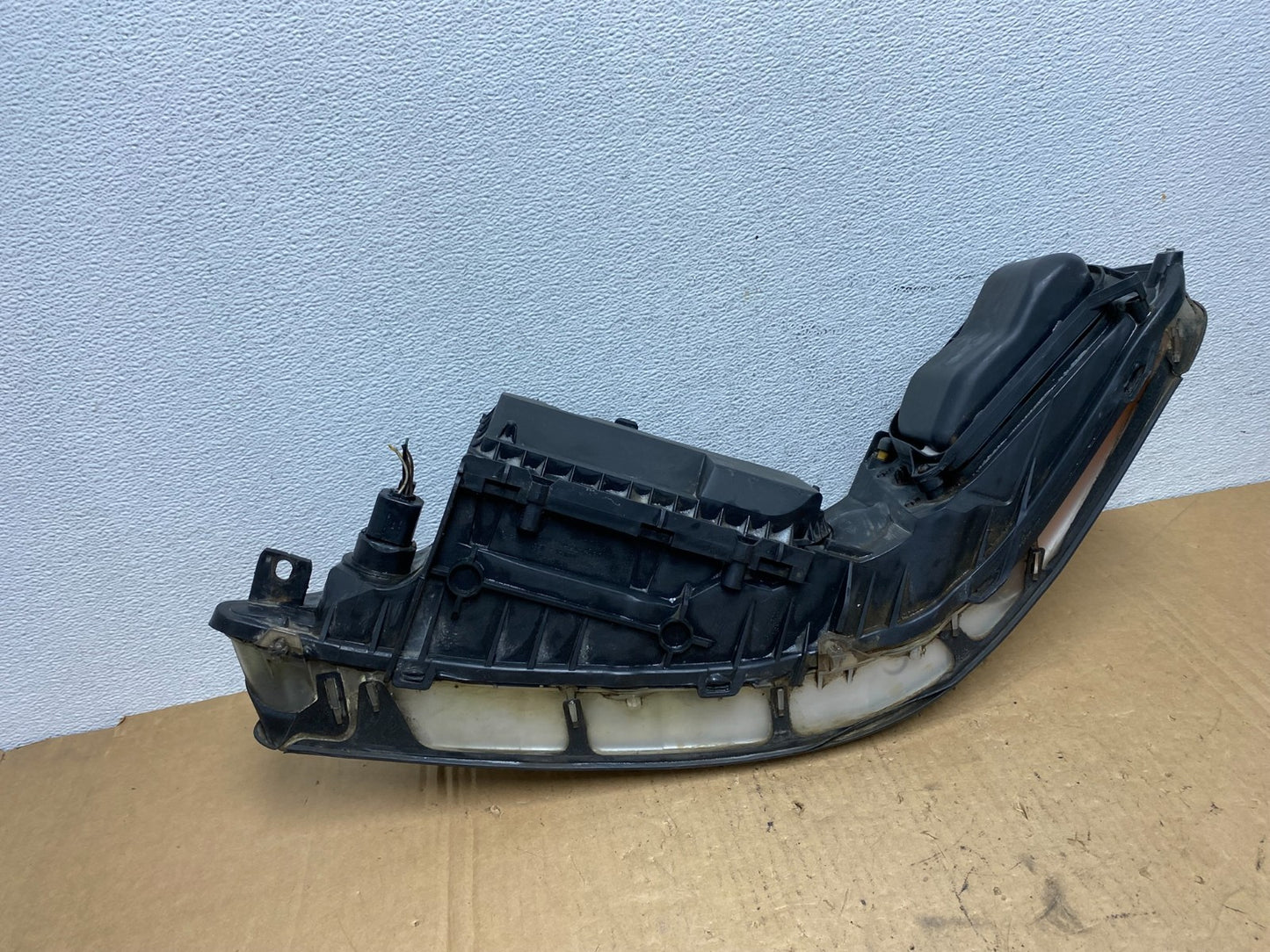 2005 to 2011 Lincoln Town Car Right Passenger Rh Side Headlight AD3178 DW8