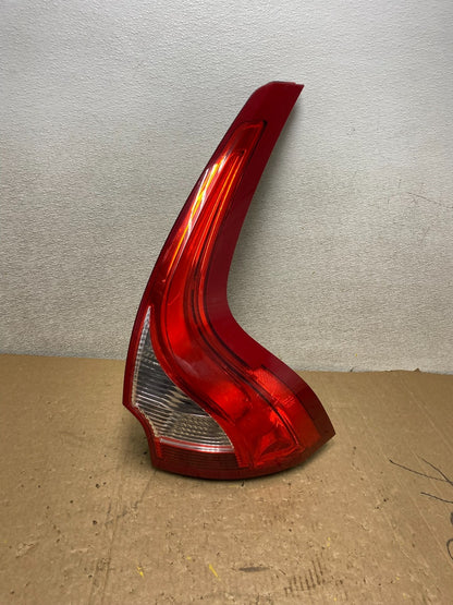 2009 to 2011 Volvo XC60 Right Passenger RH Tail Light Oem V0071 DW0
