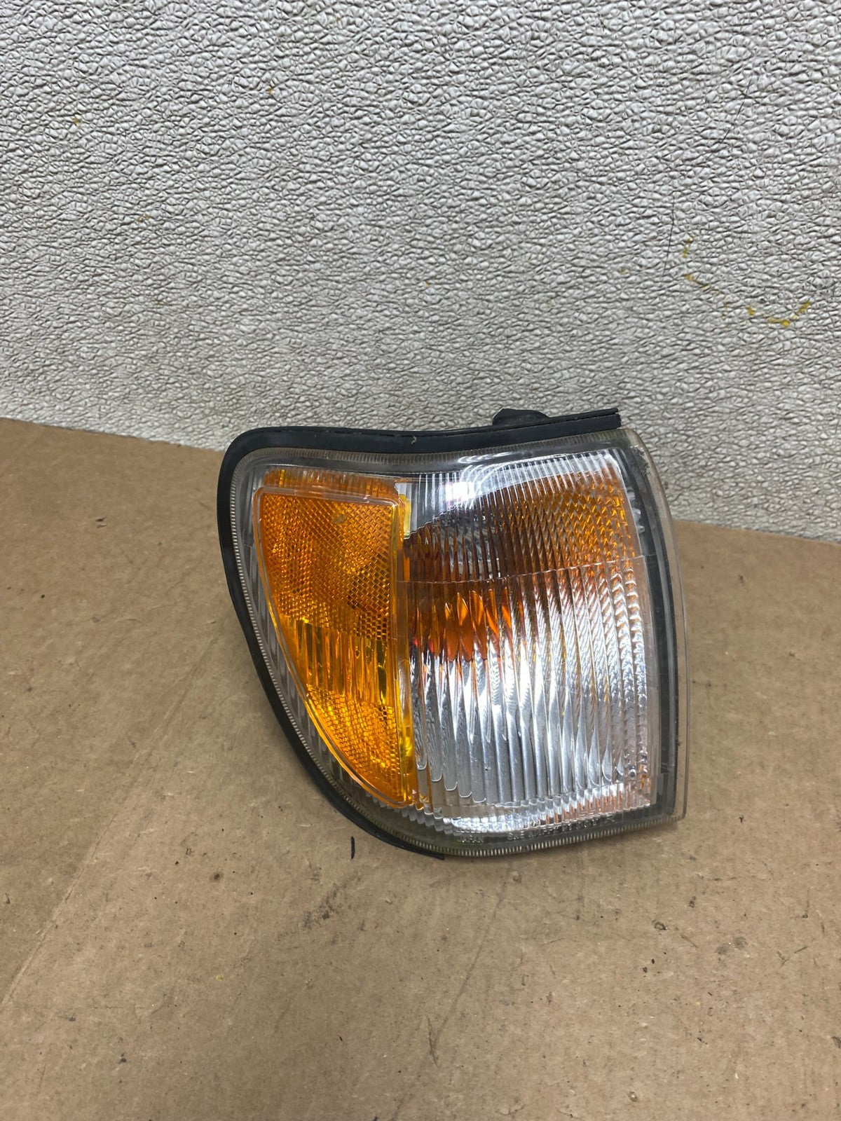 1999 to 2004 Nissan Pathfinder Passenger Corner Park Light Turn Signal W8589 DW0