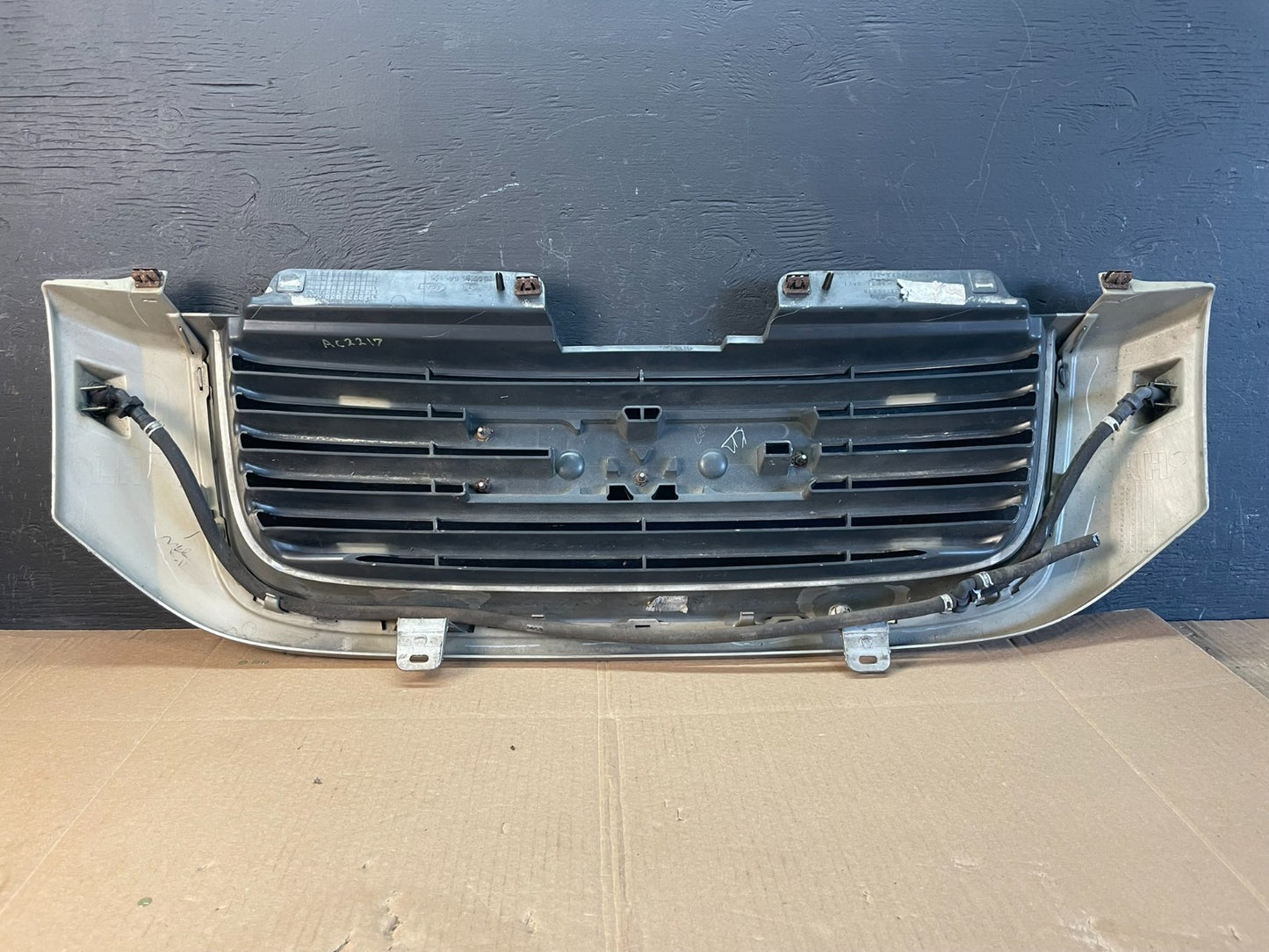 2002 to 2009 Gmc Envoy Front Upper Grill Grille OEM AC2217 DG5