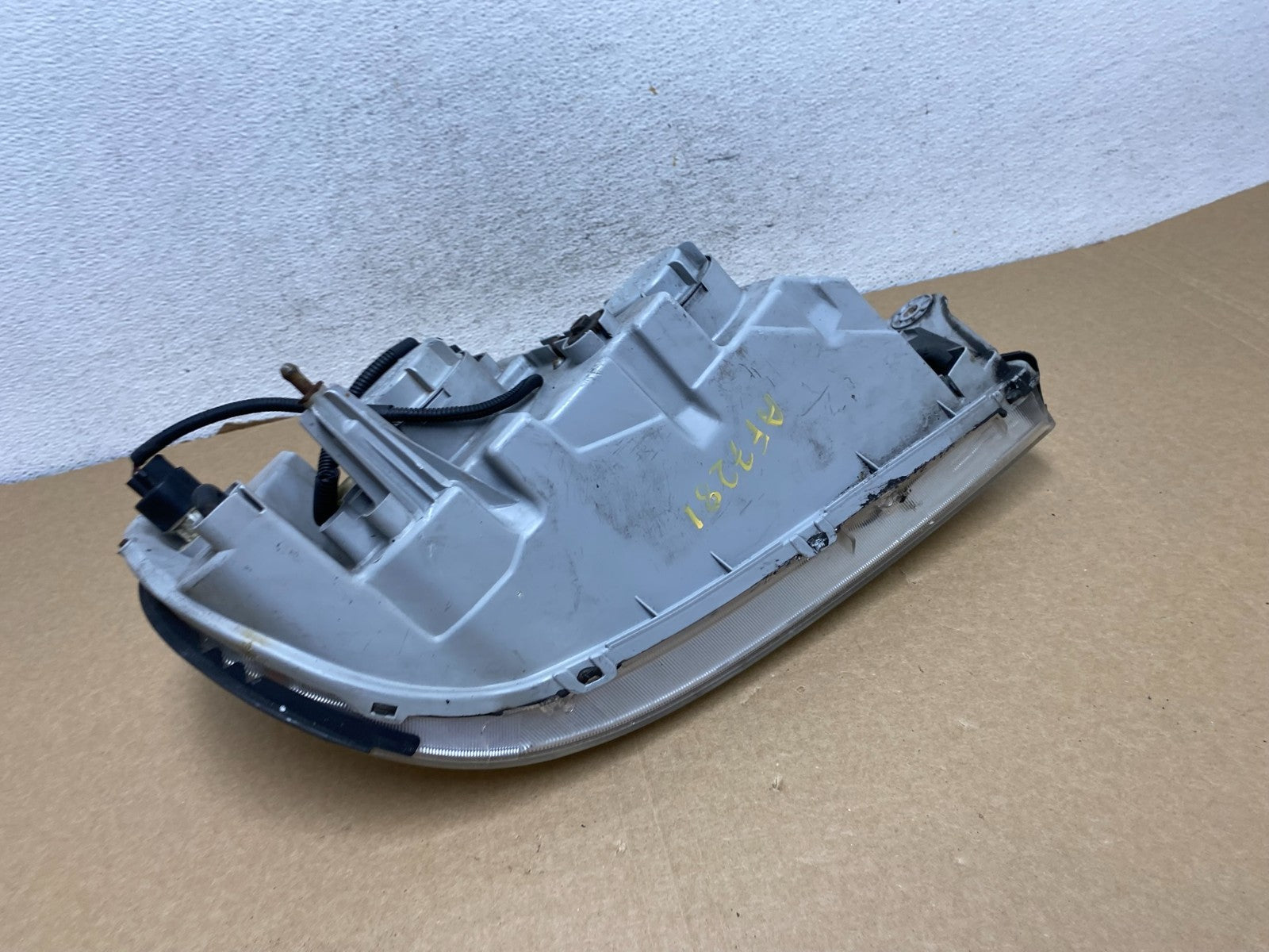 2002 to 2005 Kia Sedona Left Driver LH Side Headlight AF7281 DW8