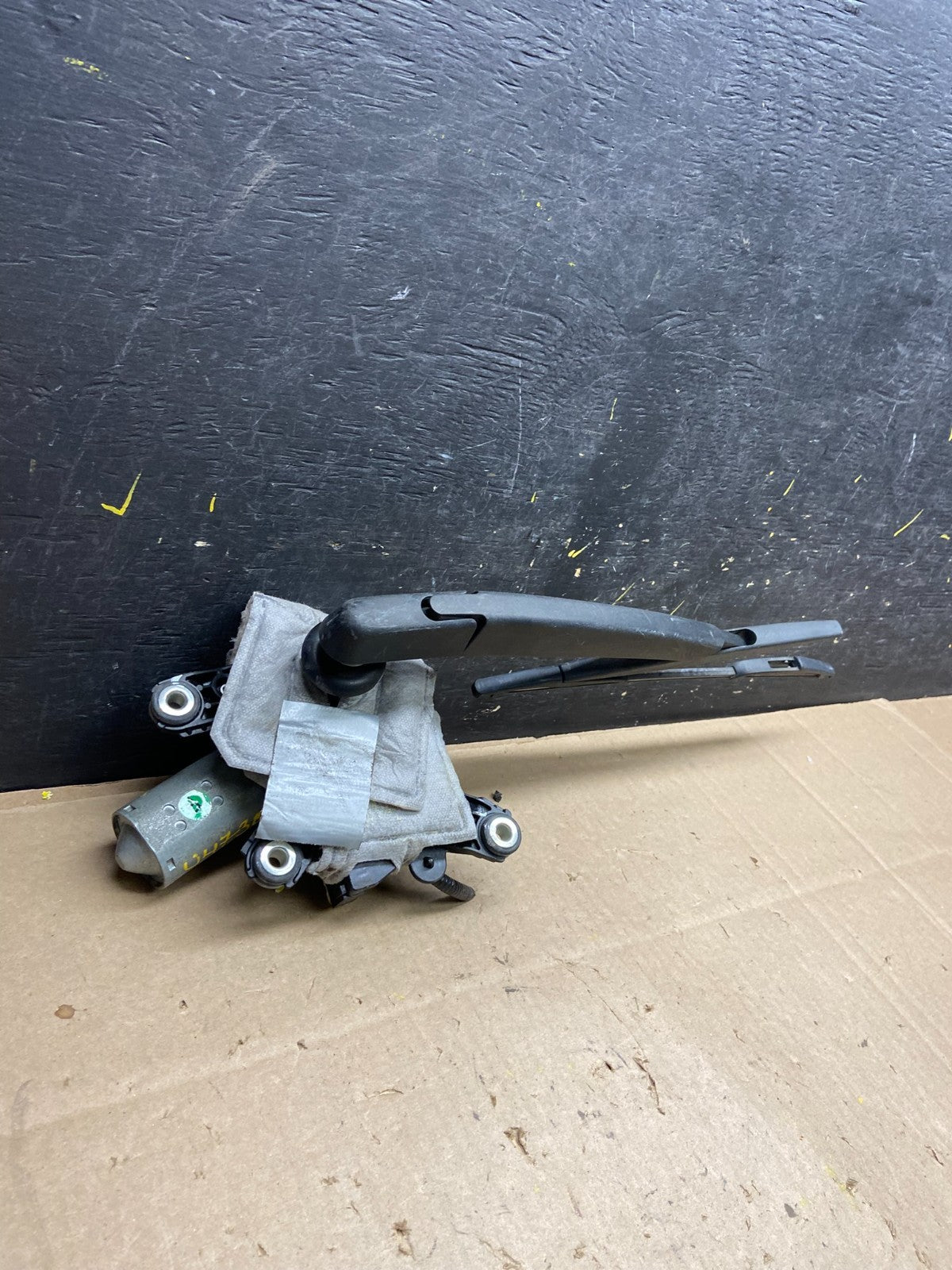 2013-2016 Nissan Pathfinder Back Door Rear Wiper Motor Wiper Blade u4738 DG1