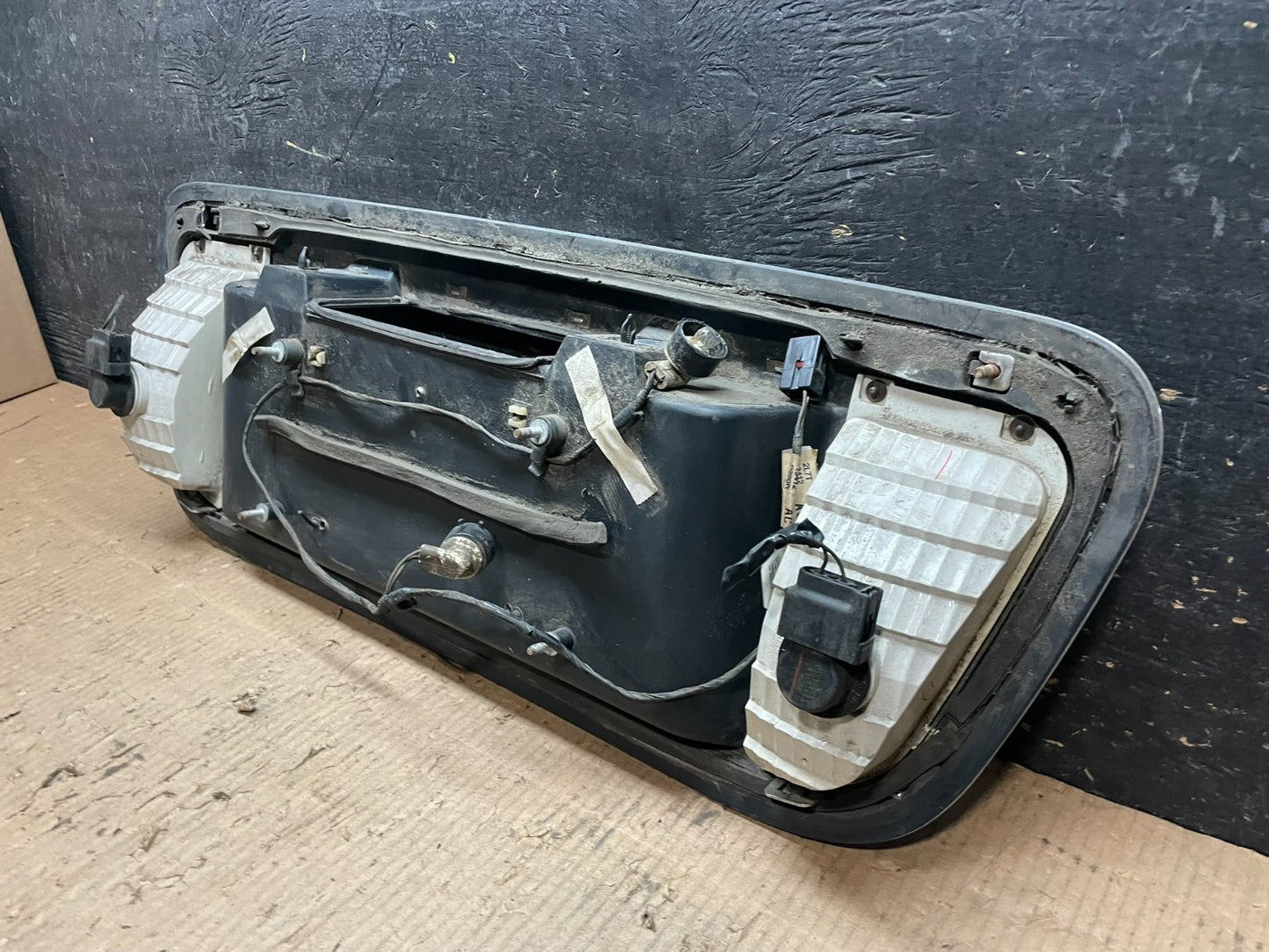 2003 to 2006 Lincoln Navigator Trunk Liftgate License Plate OEM Y6635 DG9