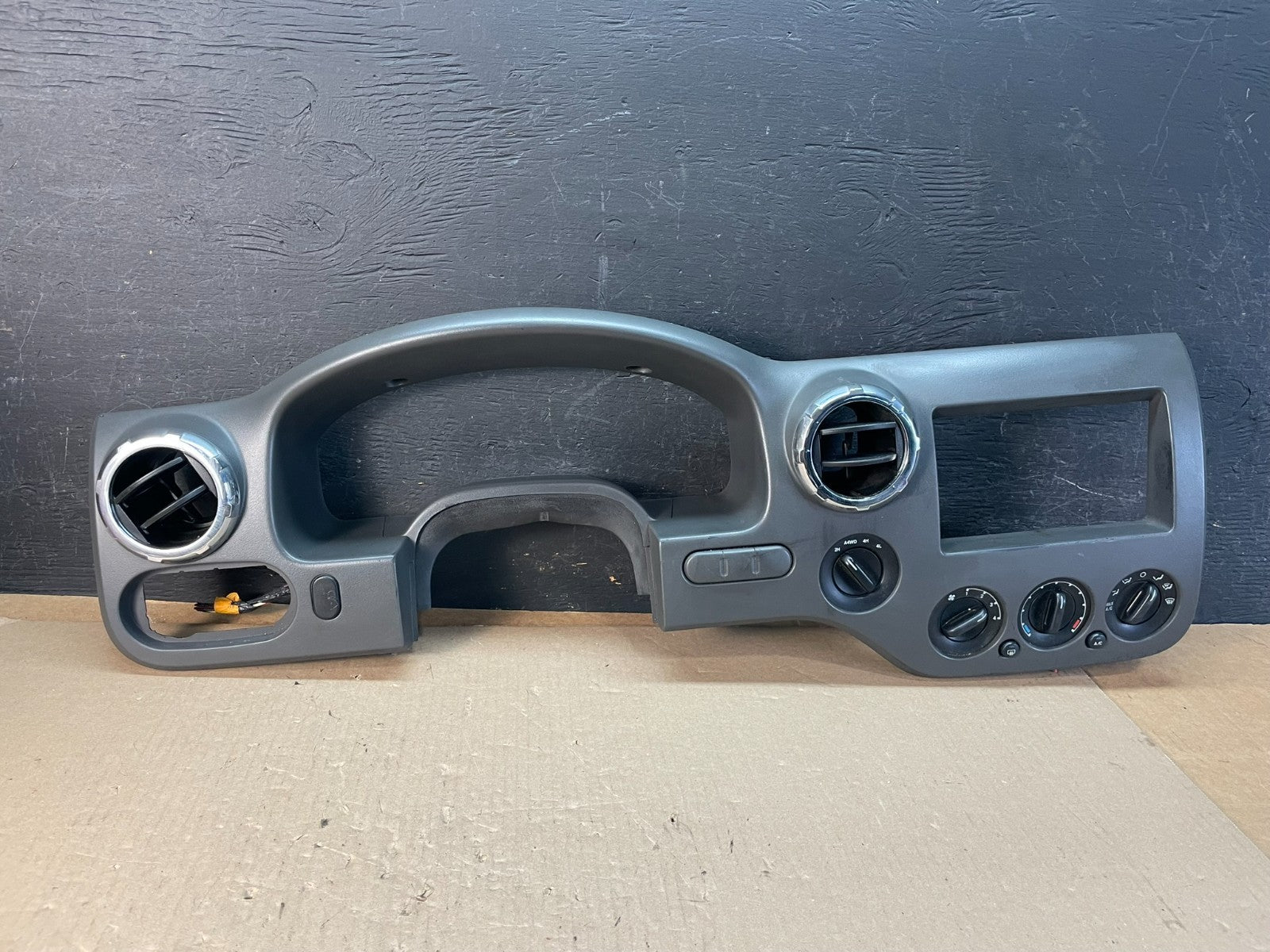 2003 - 2006 Ford Expedition Dashboard Speedometer Radio Bezel Air Vent AE3339 DG3