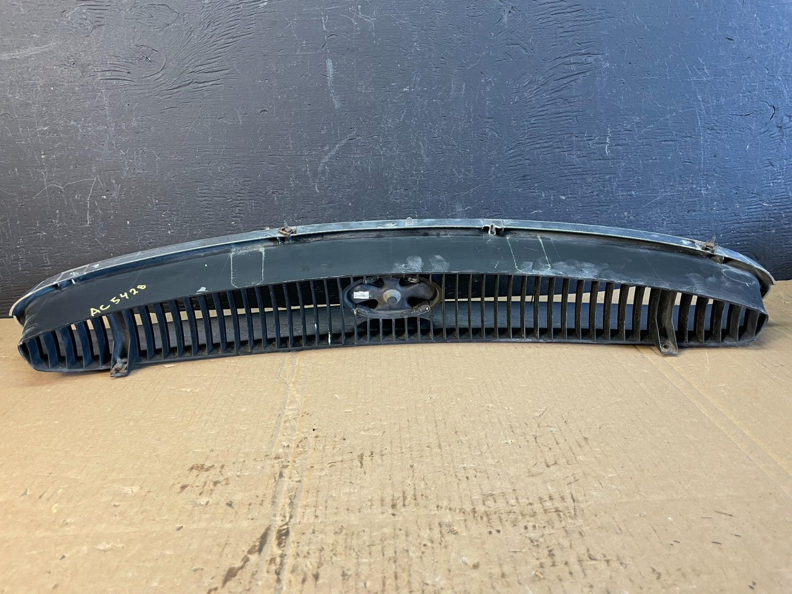 1995 to 1999 Buick Riviera Front Grill With Mounting Brackets Grill Ac54283