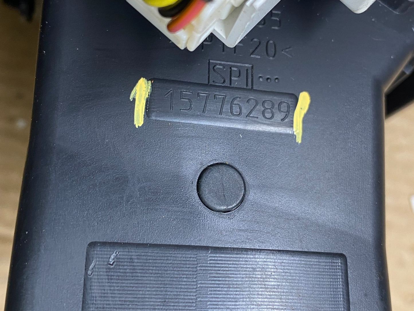 2006 to 2011 Cadillac DTS Dash Center Air Vent Heater Bezel OEM z4336 DG5
