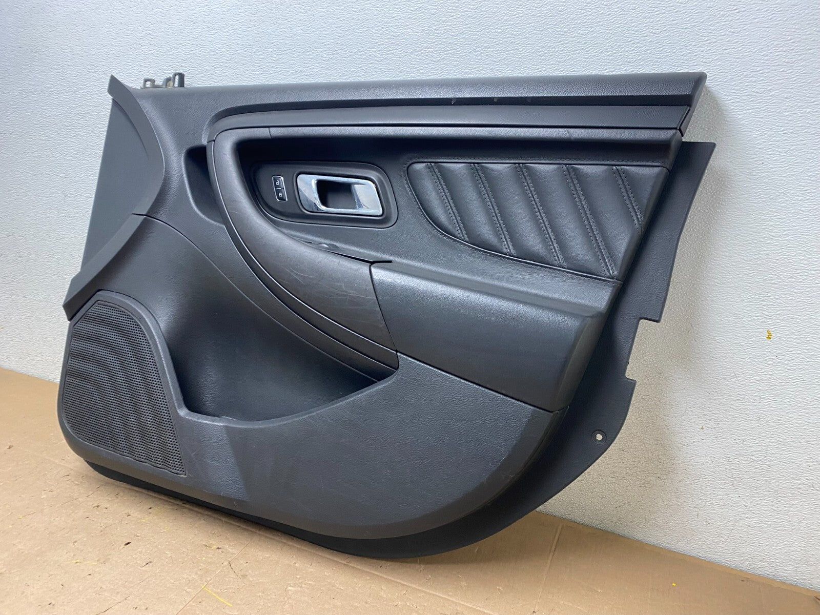 2013 to 2019 Ford Taurus Front Right Side Interior Door Panel M4046 DG1