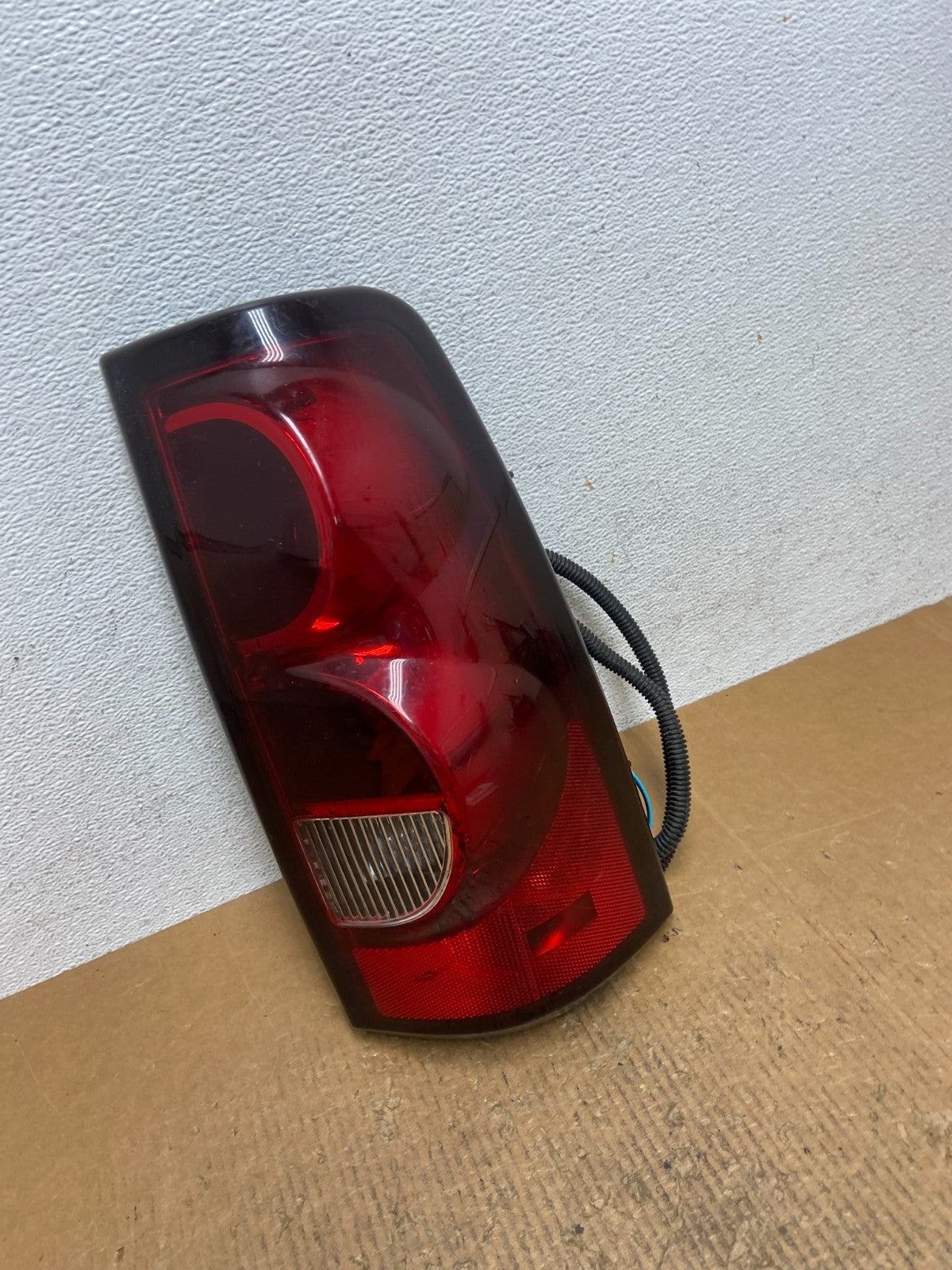 2003-2006 Chevrolet Silverado Right Passenger RH Side Tail light AE1661 DW2