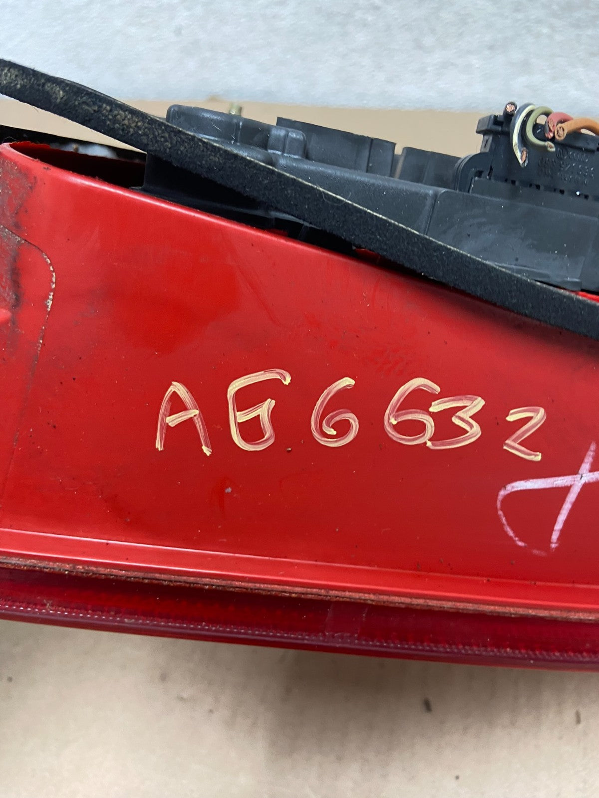 2004 to 2005 Volkswagen Jetta Left Driver LH Side Tail Light AG6632 DW5