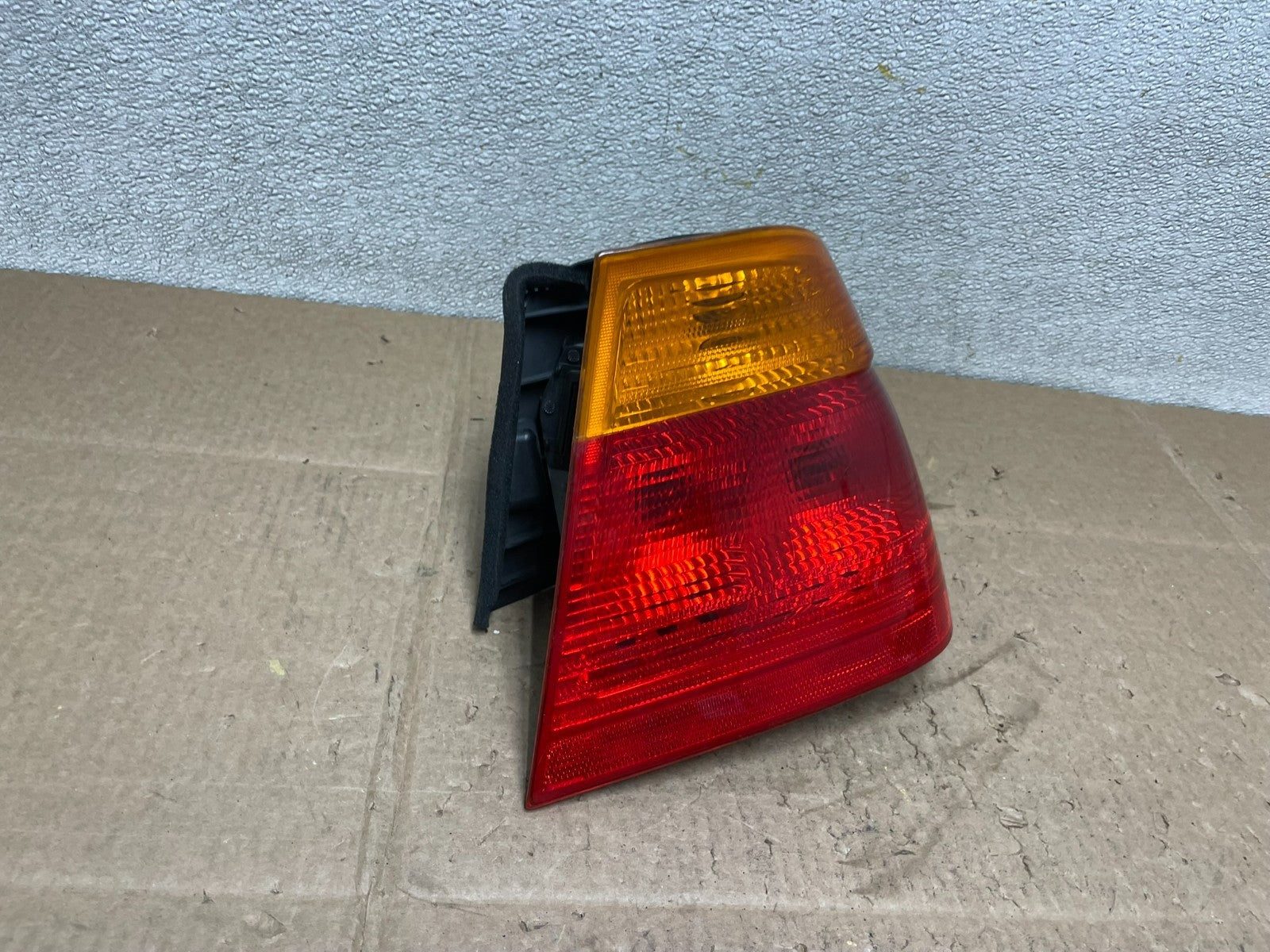 1999-2001 BMW 325i 330i E46 Right Passenger RH Tail Light ad6551 DG2