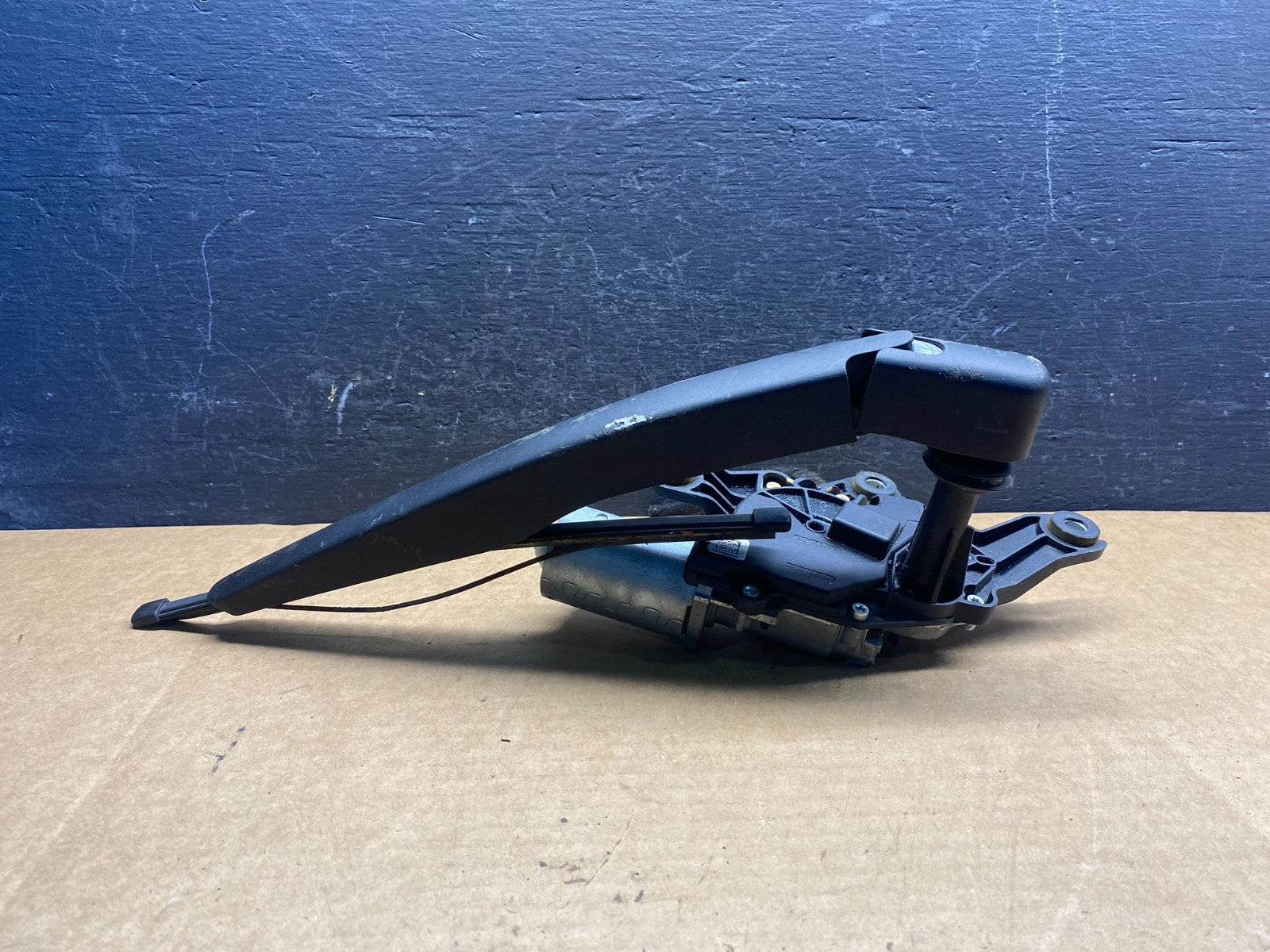2020 to 2023 Ford Explorer Rear Windshield Wiper Motor ad7520 DG3