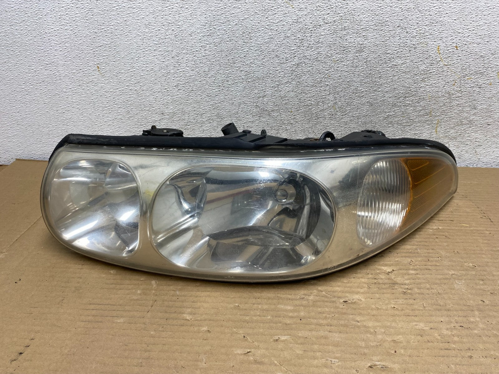 2000 to 2005 Buick Lesabre Headlight Left Driver Lh Side Halogen AH0569 DW0