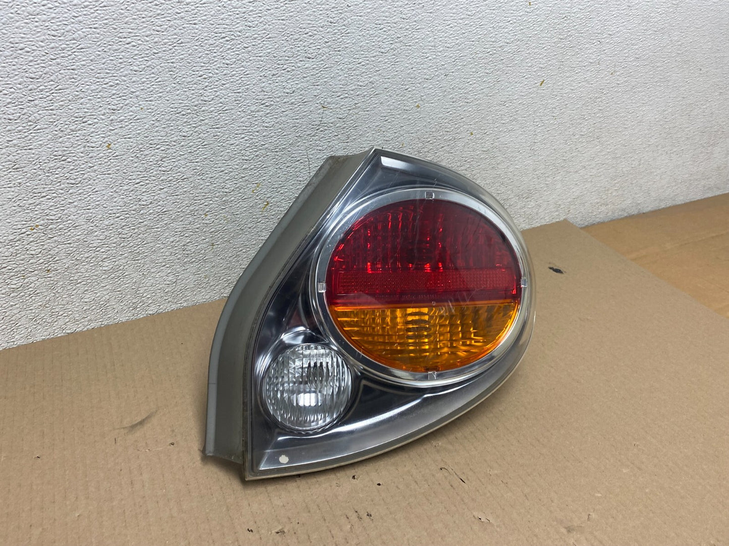 2002 2003 Nissan Maxima Right Passenger RH Side Tail Light OEM M7871 DW2