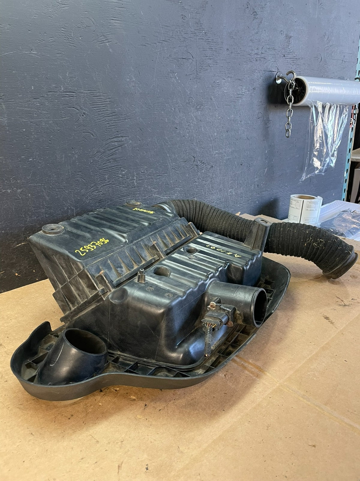 2006 to 2011 Chevrolet HHR Engine Motor Cover Shield AE1093 DG3