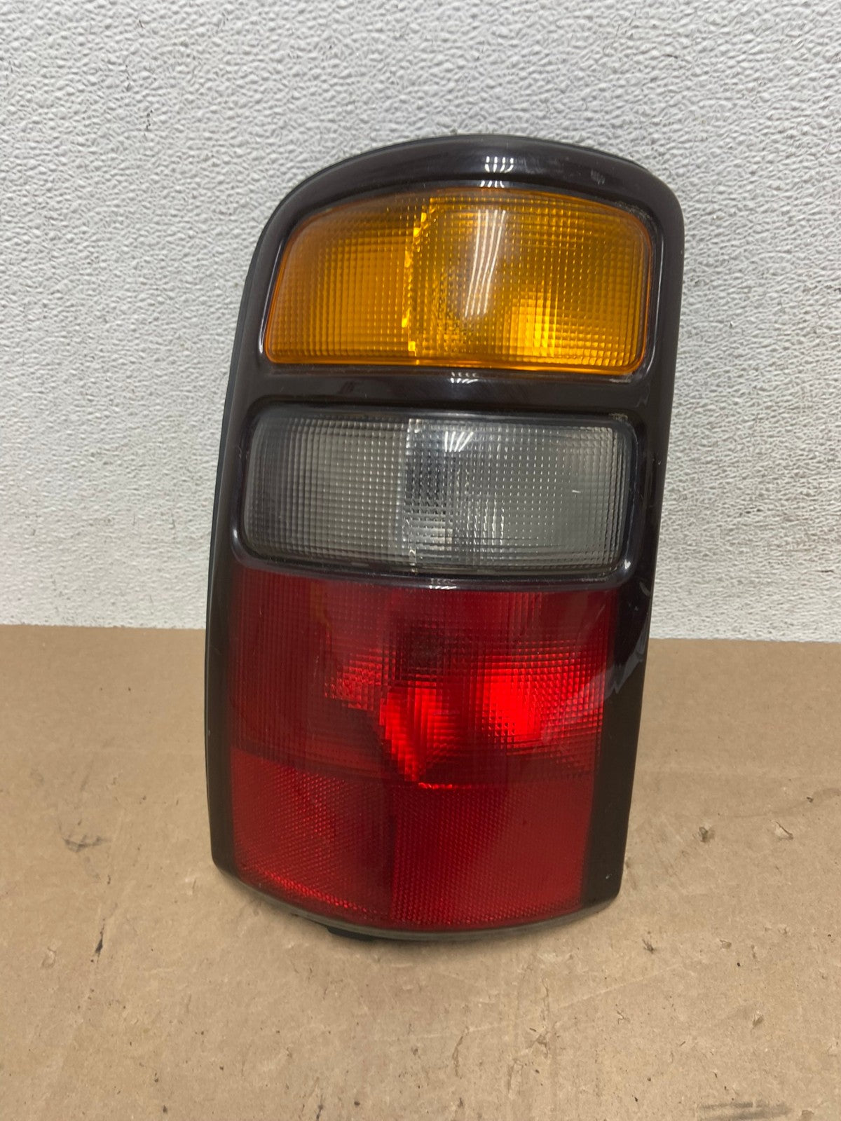 2000 - 2006 Chevrolet Suburban Tahoe Yukon Left Driver LH Tail Light AE6070 LK0