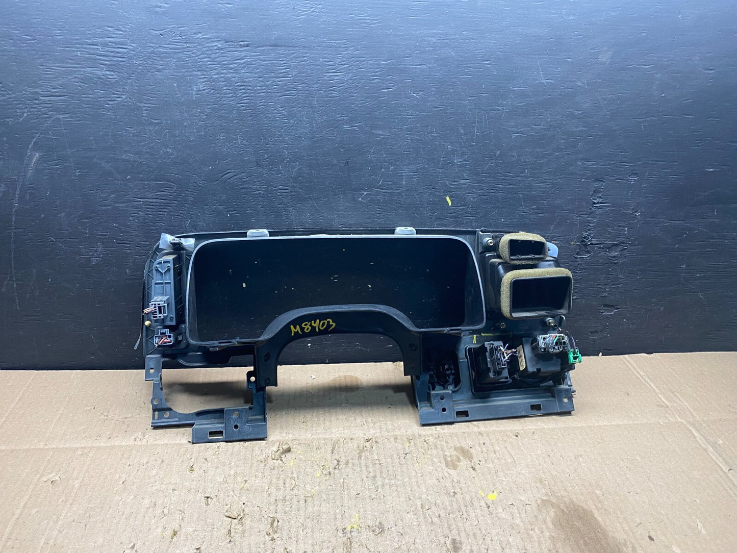 2003 to 2006  Lincoln Navigator Speedometer Dash Trim Bezel w Air Vent M8403 DG4