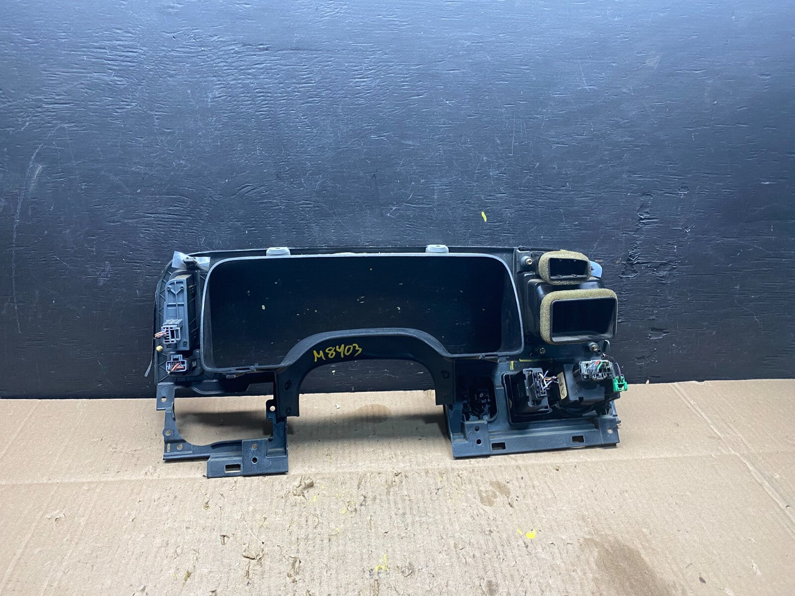 2003 to 2006  Lincoln Navigator Speedometer Dash Trim Bezel w Air Vent M8403 DG4