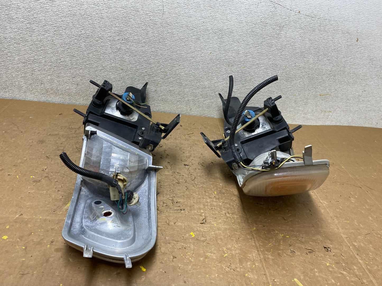 1997 to 2005 Chevrolet Venture Montana Left+Right Headlights V8297 DW16