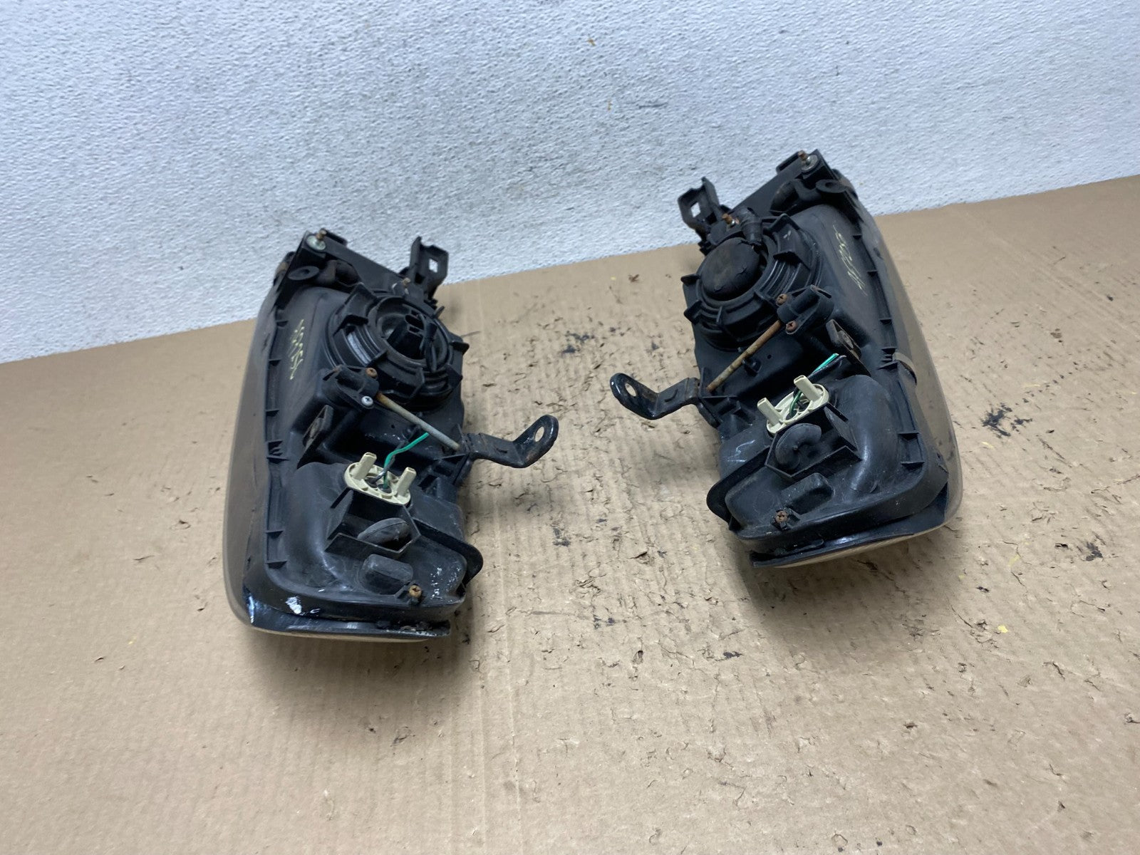 1993 to 1997 Nissan Altima Left+Right Side Set Halogen Headlights AF7256 DG7