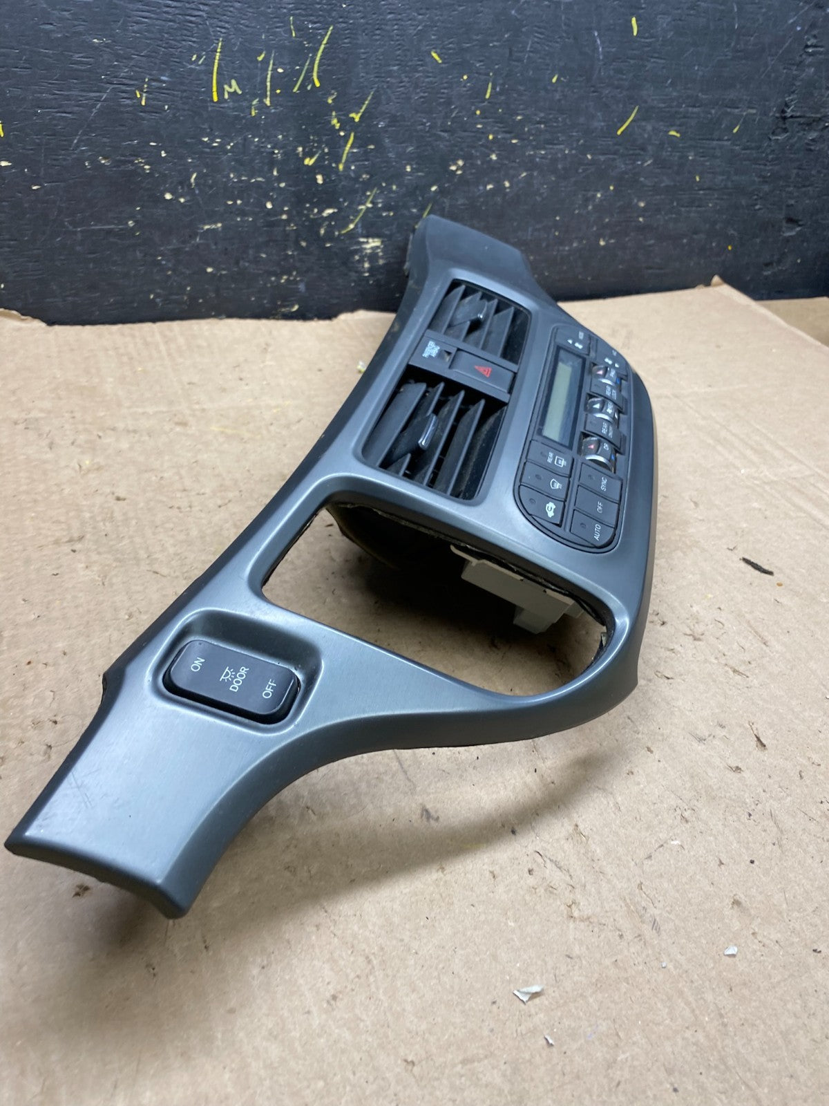 2005 to 2010 Honda Odyssey Radio Climate Control Dash Trim Bezel Z1751 DG1