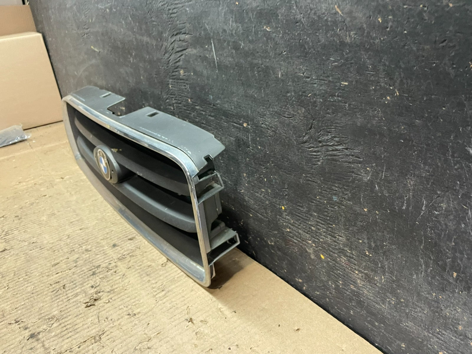 2003 to 2005 Subaru Forester Front Upper Grill Grille U6079 DG1